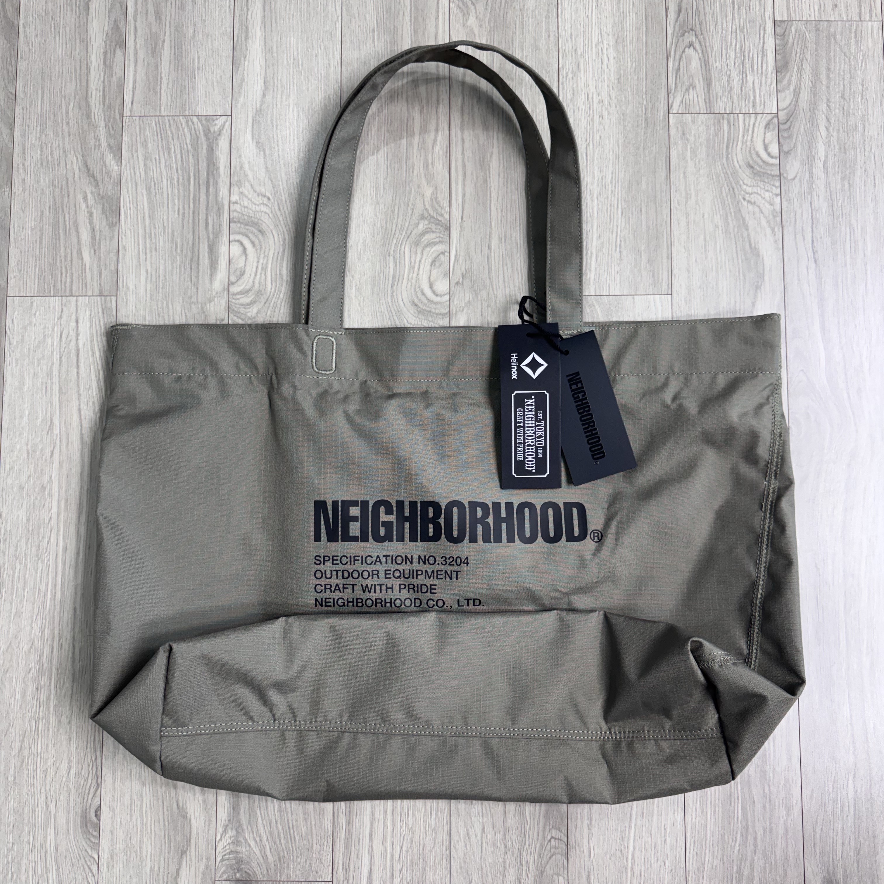 Helinox x Neighborhood Tote M Olive Drab 착용 스타일 - 1