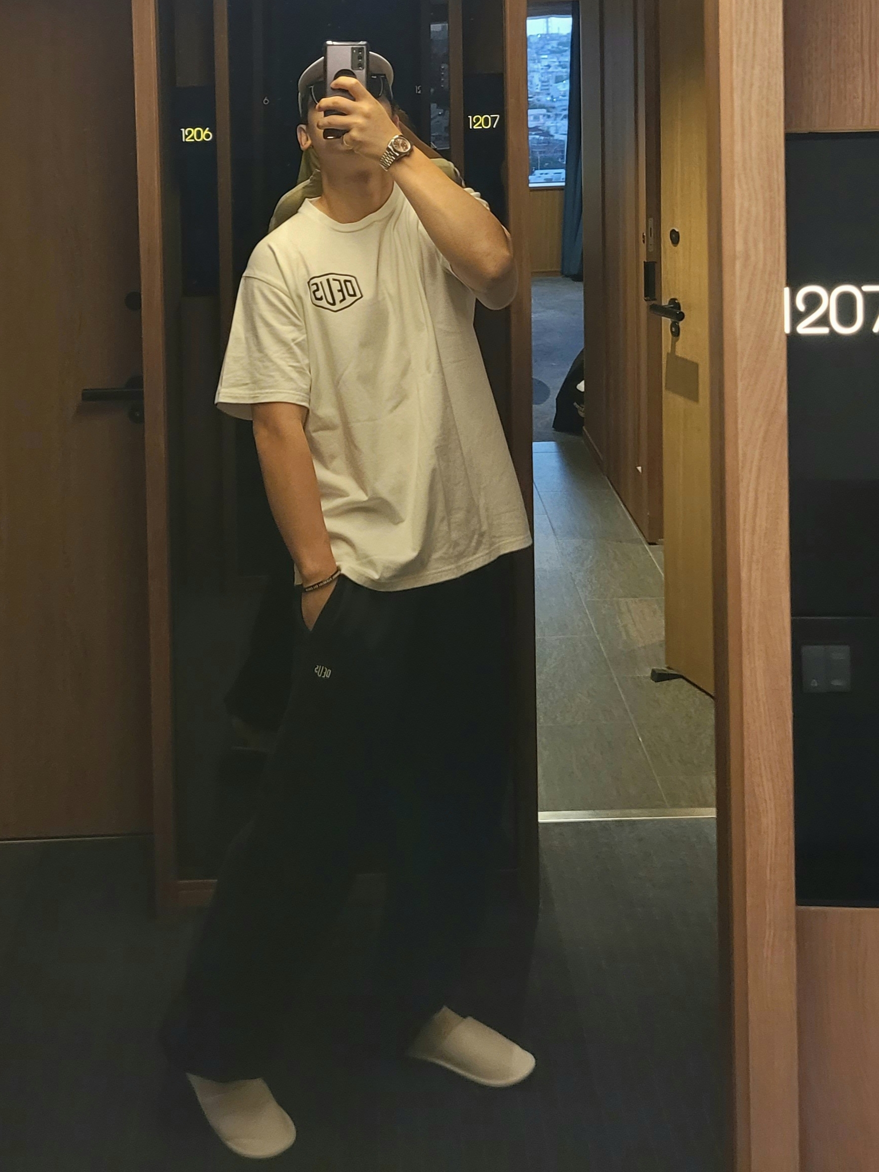 Deus Ex Machina Seoul College Address Sweatpant Black, Deus Ex Machina Seoul College Address T-Shirt White 착용 스타일 - 2