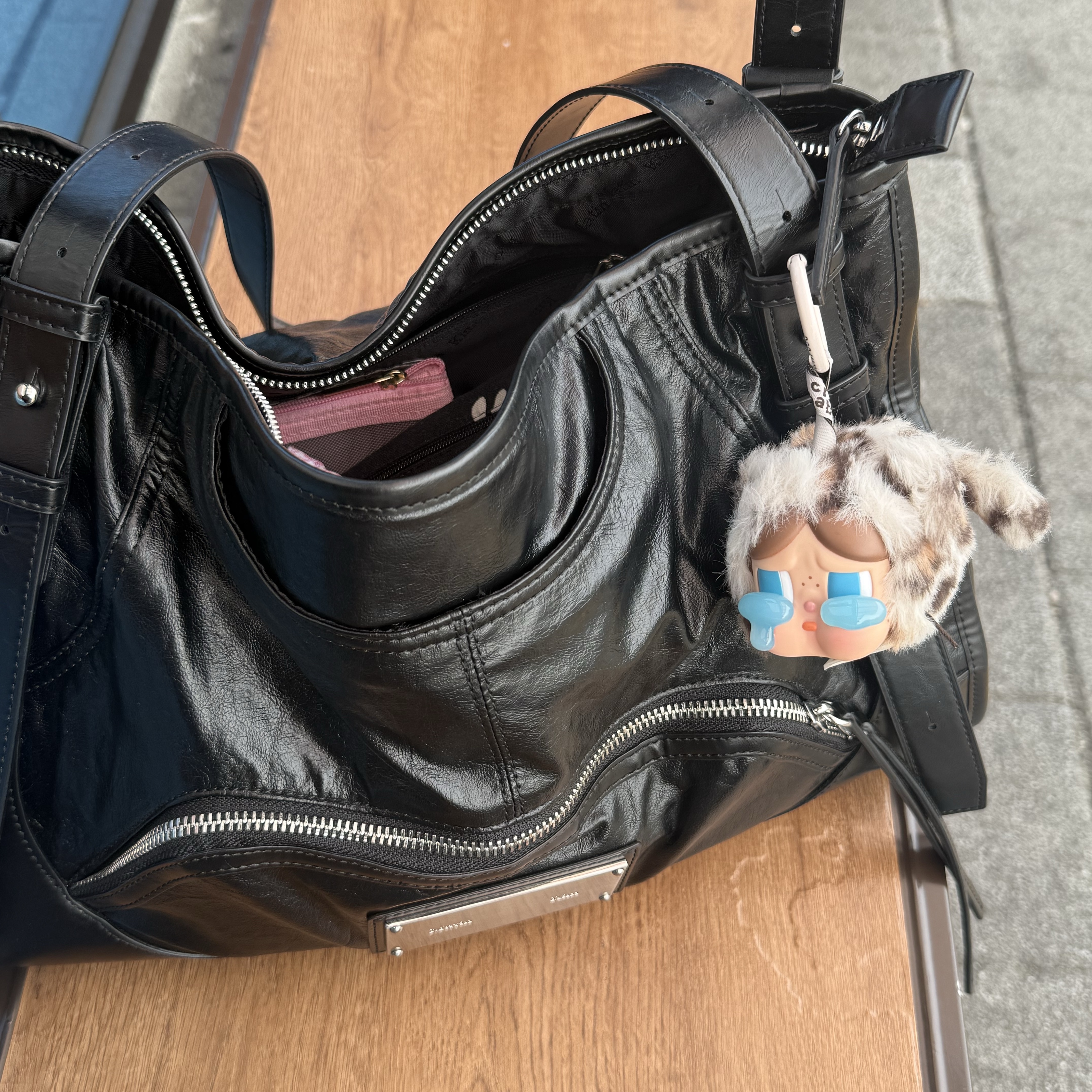 Matin Kim Two Way Strap Square Bag Black 착용 스타일 - 2