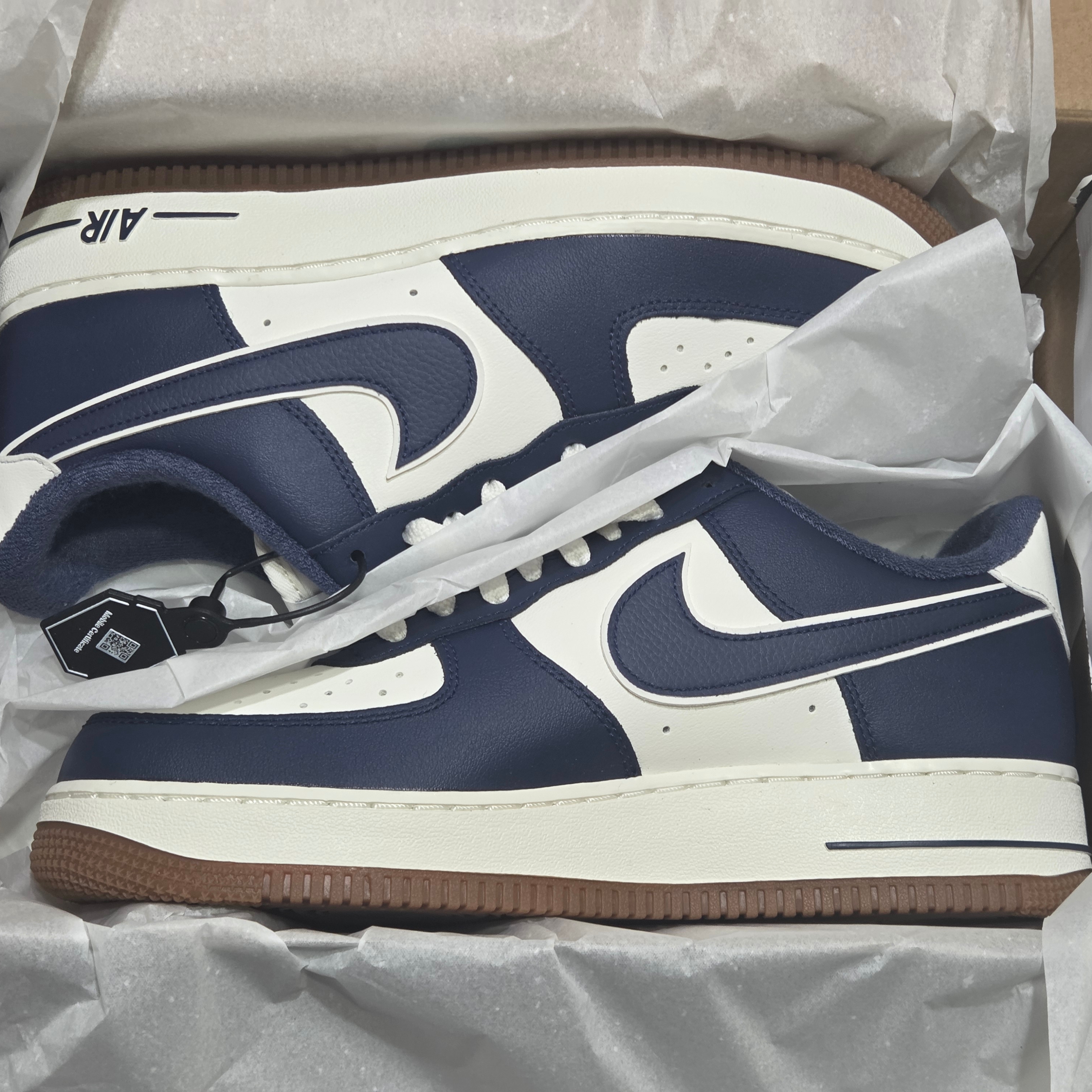 Nike Air Force 1 '07 LV8 Midnight Navy 착용 스타일 - 1