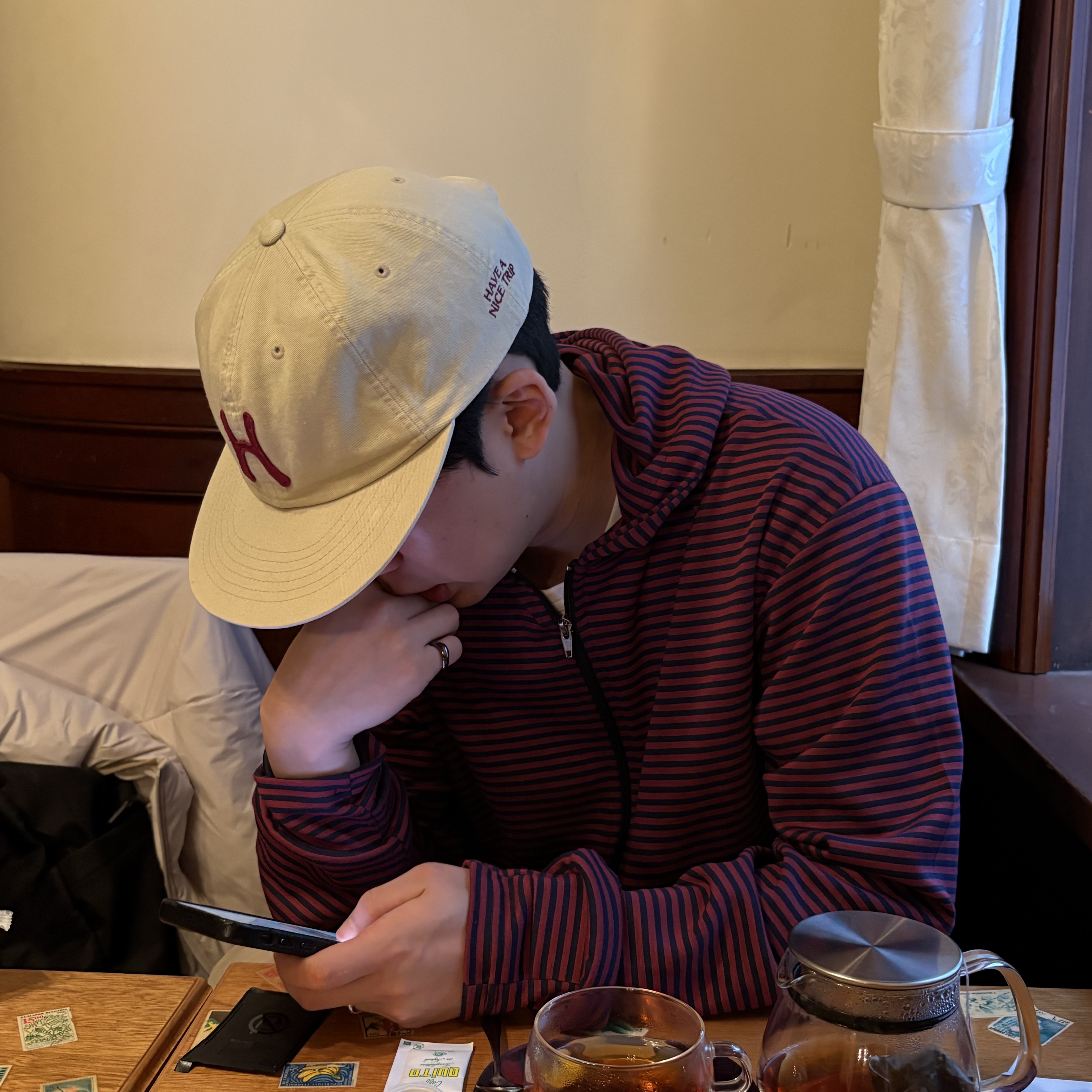 Hello Sunrise H Logo Cotton Relaxed Fit 6Panel Cap Beige, Uniqlo C Wide Parachute Pants Beige - JP 착용 스타일 - 2