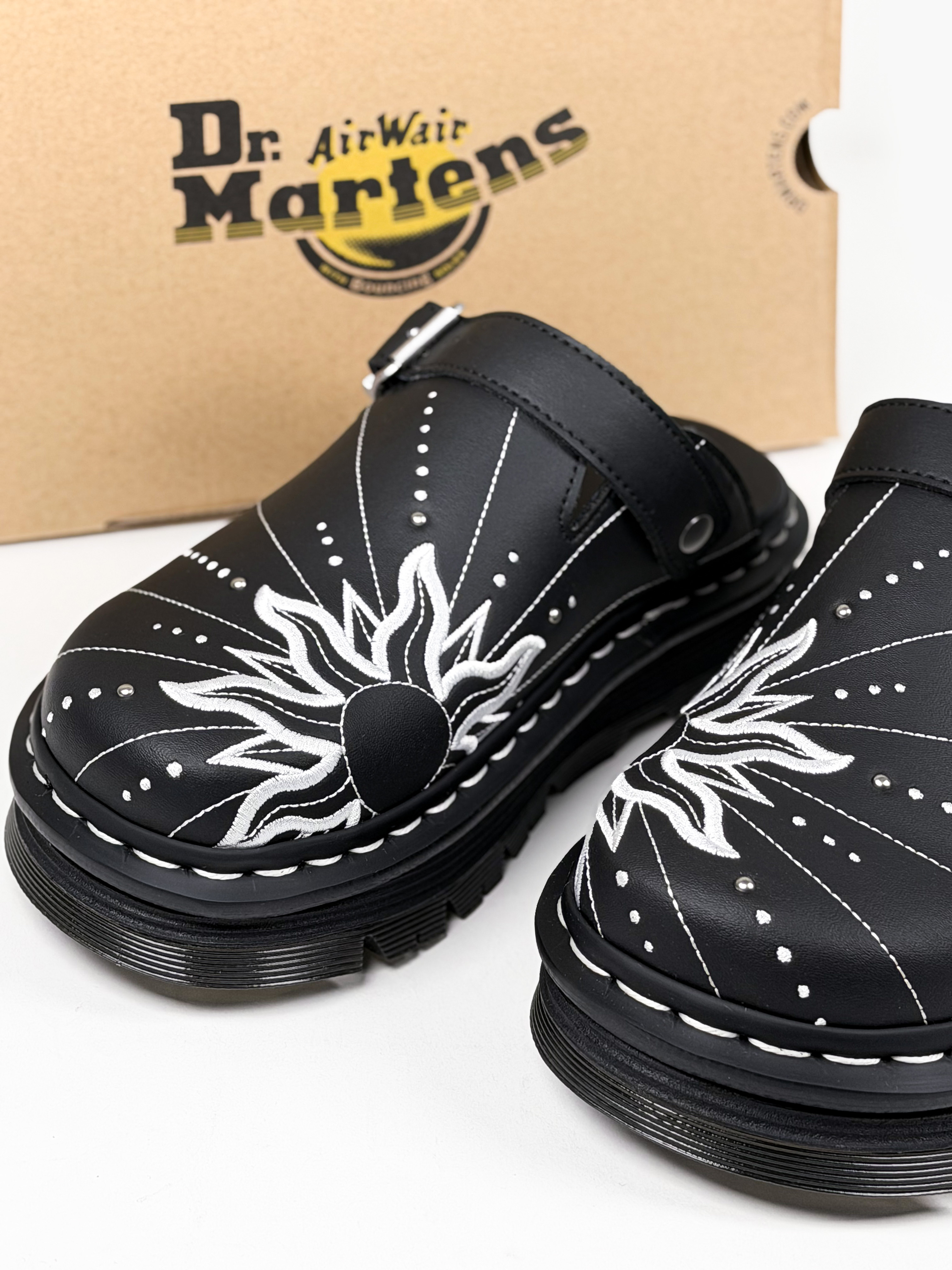 Dr. Martens Zebzag Mules SF Black 착용 스타일 - 2
