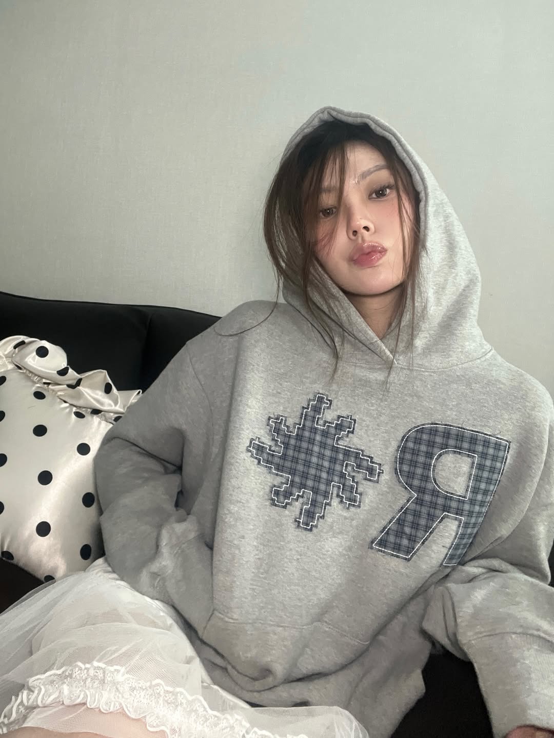 SLOW RECORD HOUSE Check Patch Hoodie Grey 착용 스타일 - 2