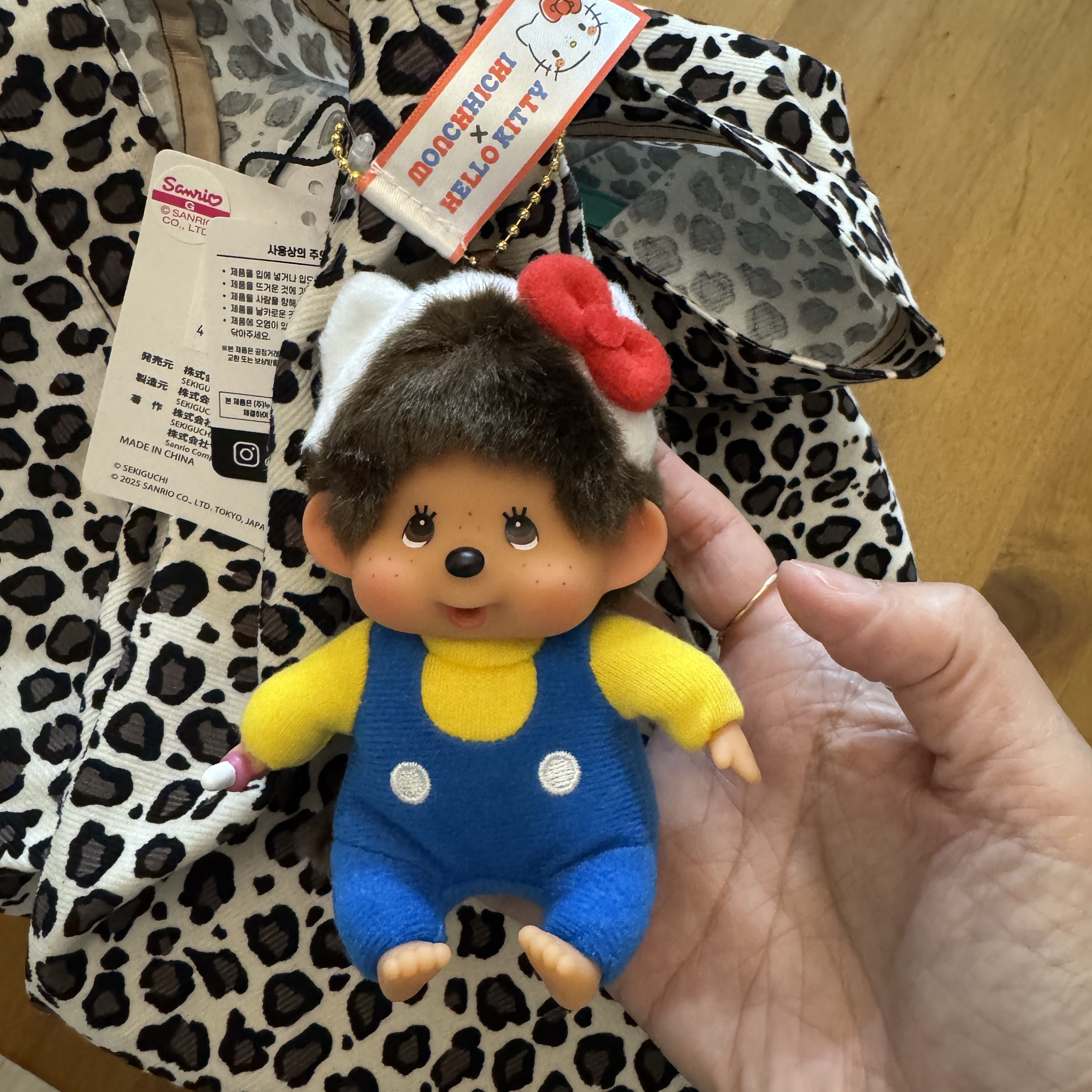 Sanrio Hello Kitty x Monchhichi 50th Anniversary Monchhichi Holder 착용 스타일 - 2