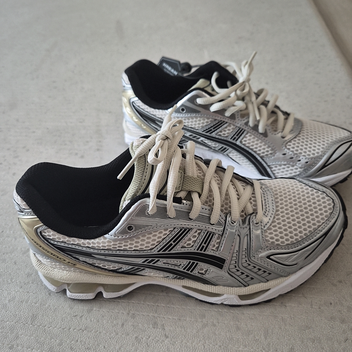 Asics Gel-Kayano 14 Birch Pure Silver 착용 스타일 - 1