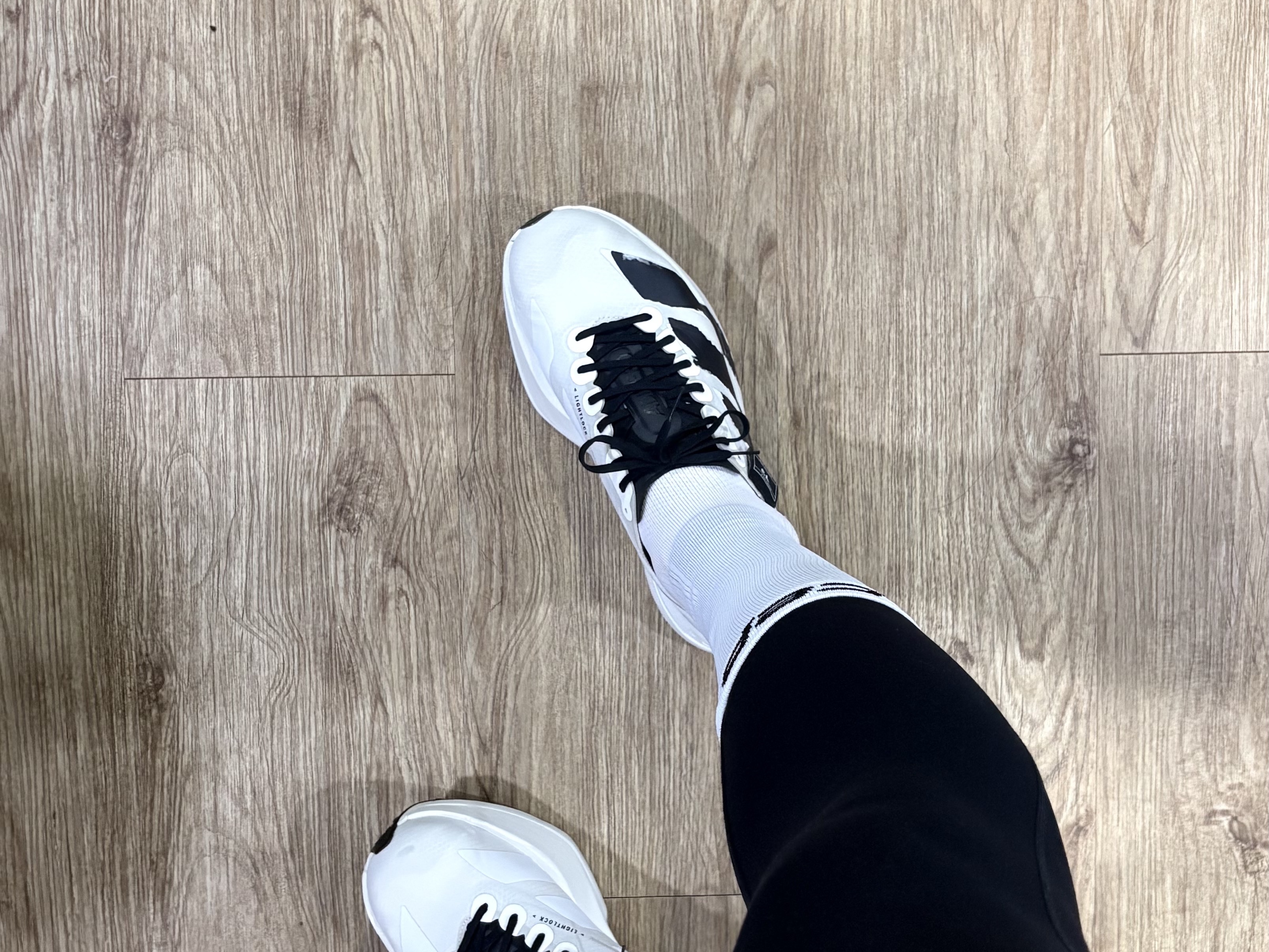 Y-3 Adios Pro 4 Beige Orbit Grey, CEP Core Run Mid Cut Socks V5 White Women 착용 스타일