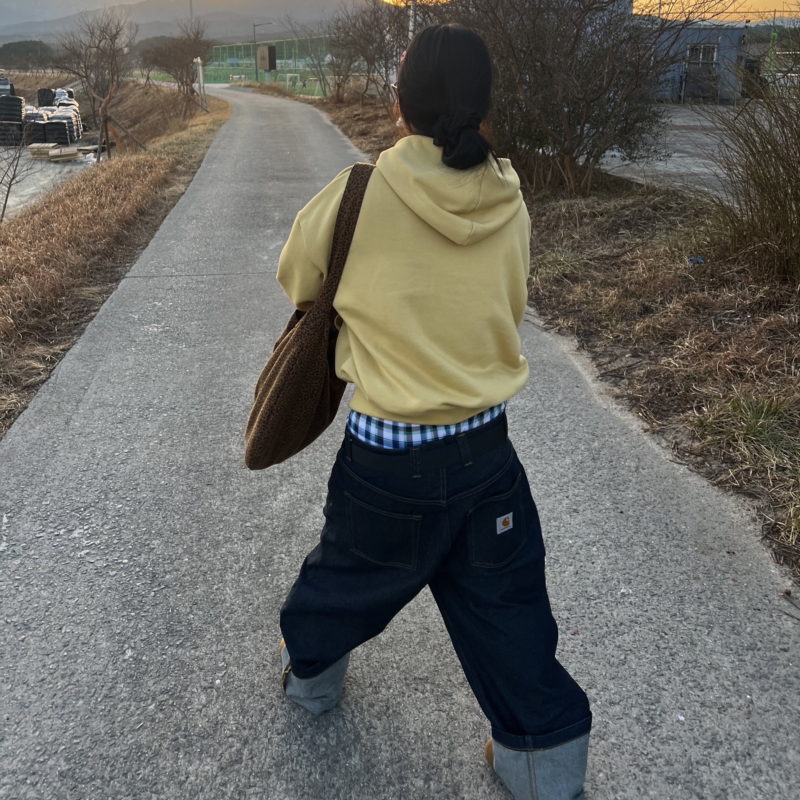 Carhartt WIP Robertson Denim Landon Pants Blue Rinsed 착용 스타일 - 3
