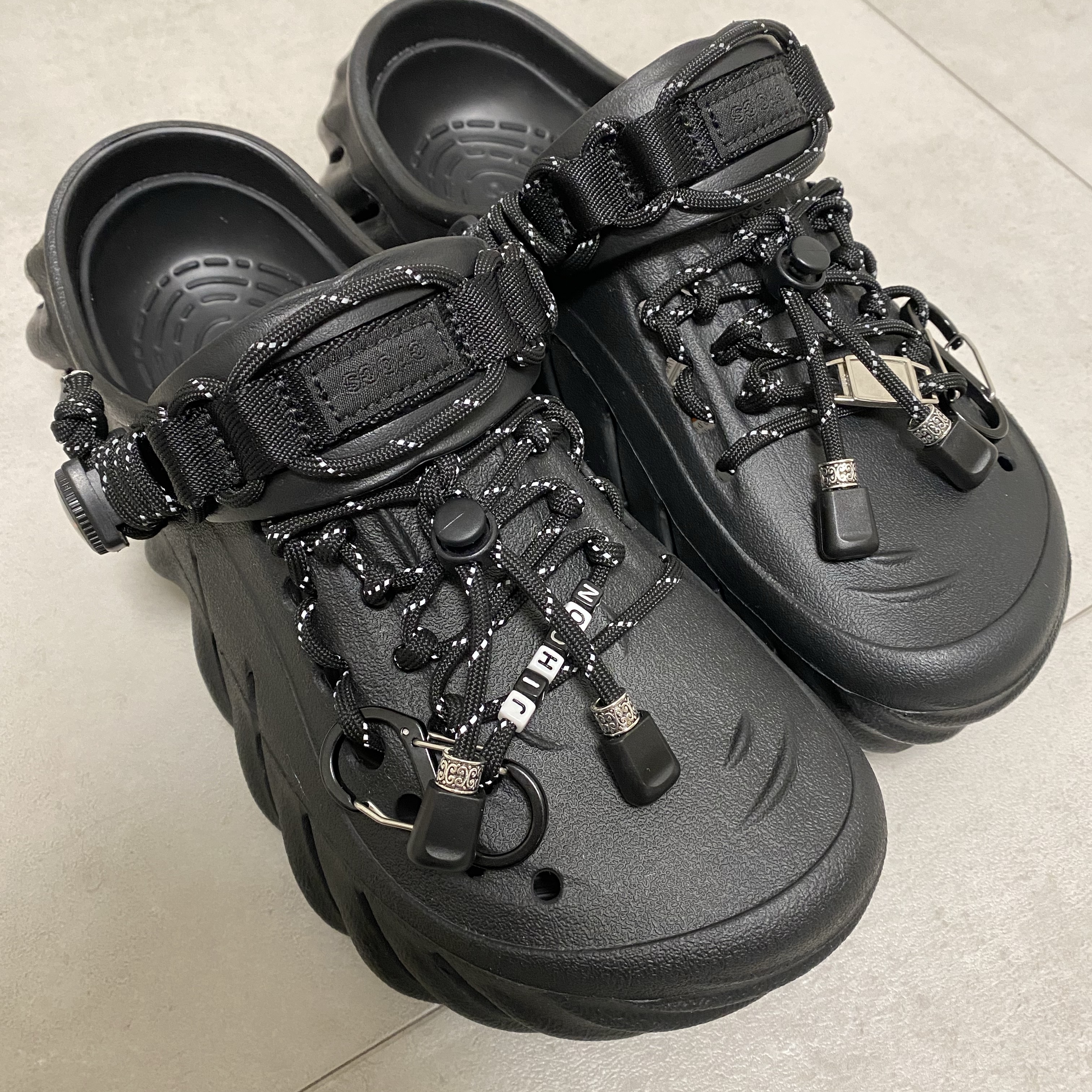 Crocs Echo Clog Black 착용 스타일