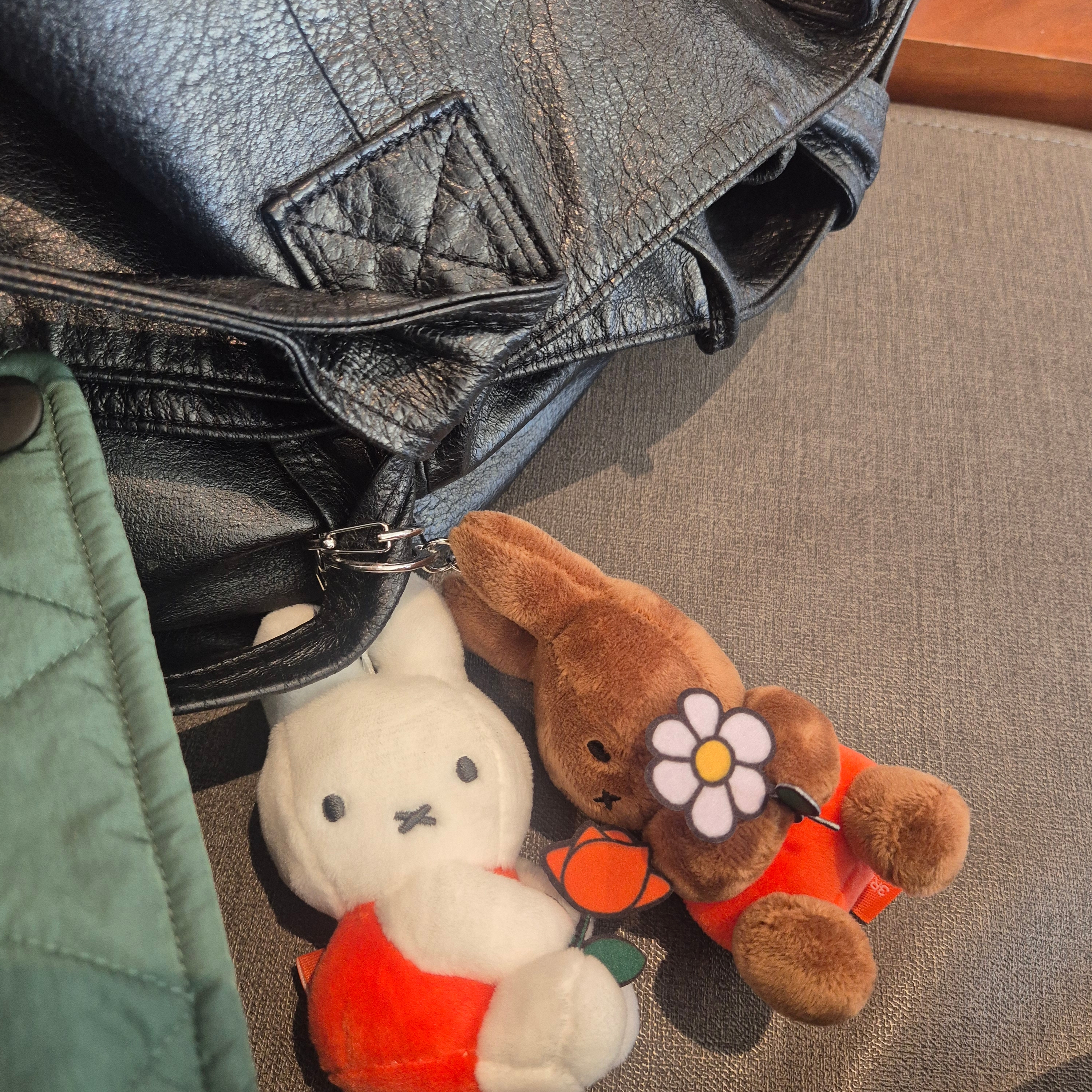Many a Little Miffy With A Flower Key Ring 8cm Orange 착용 스타일