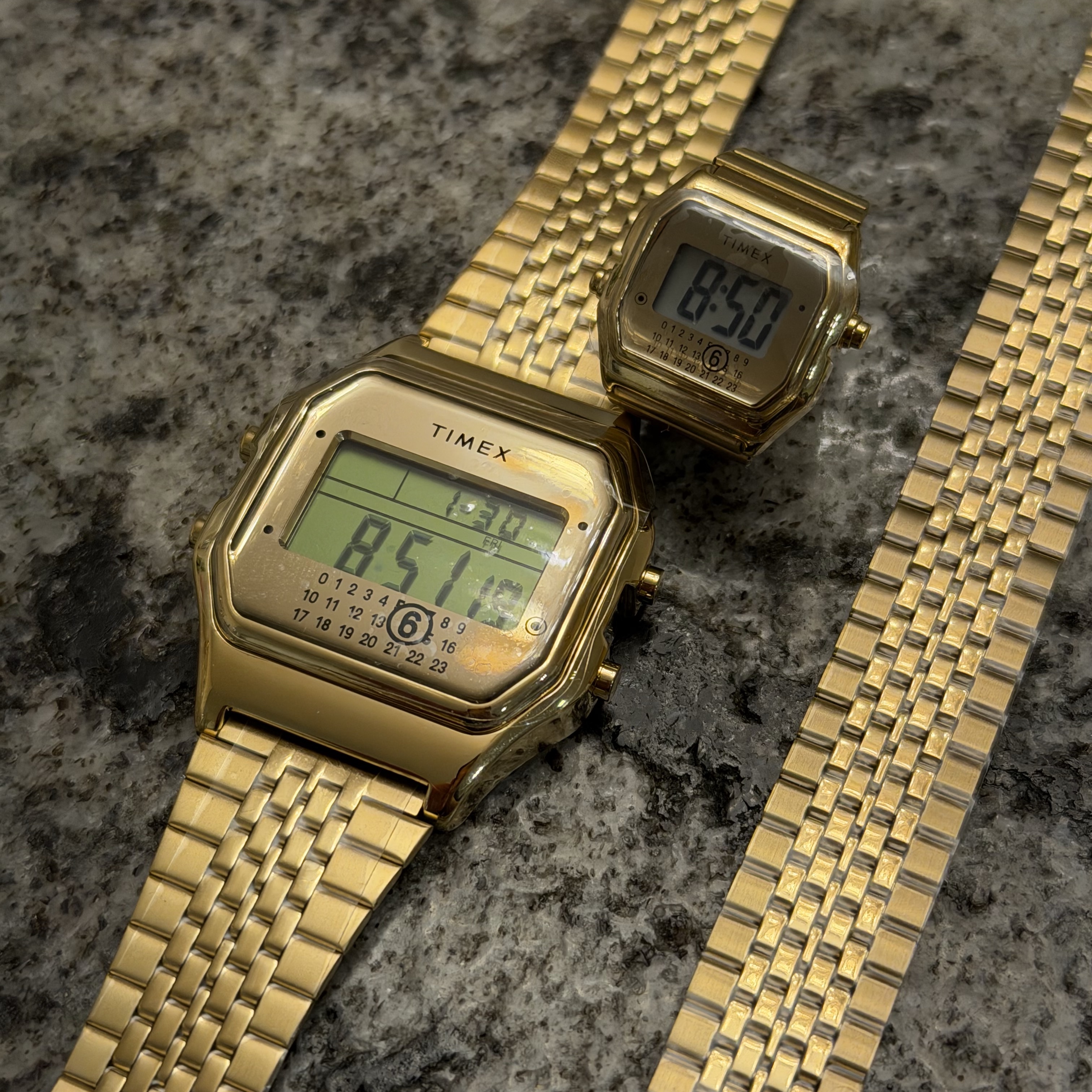 Timex x MM6 Maison Margiela T80 Gift Set Stainless Steel Gold, Timex x MM6 Maison Margiela T80 Ring Watch Stainless Steel Gold 착용 스타일 - 1