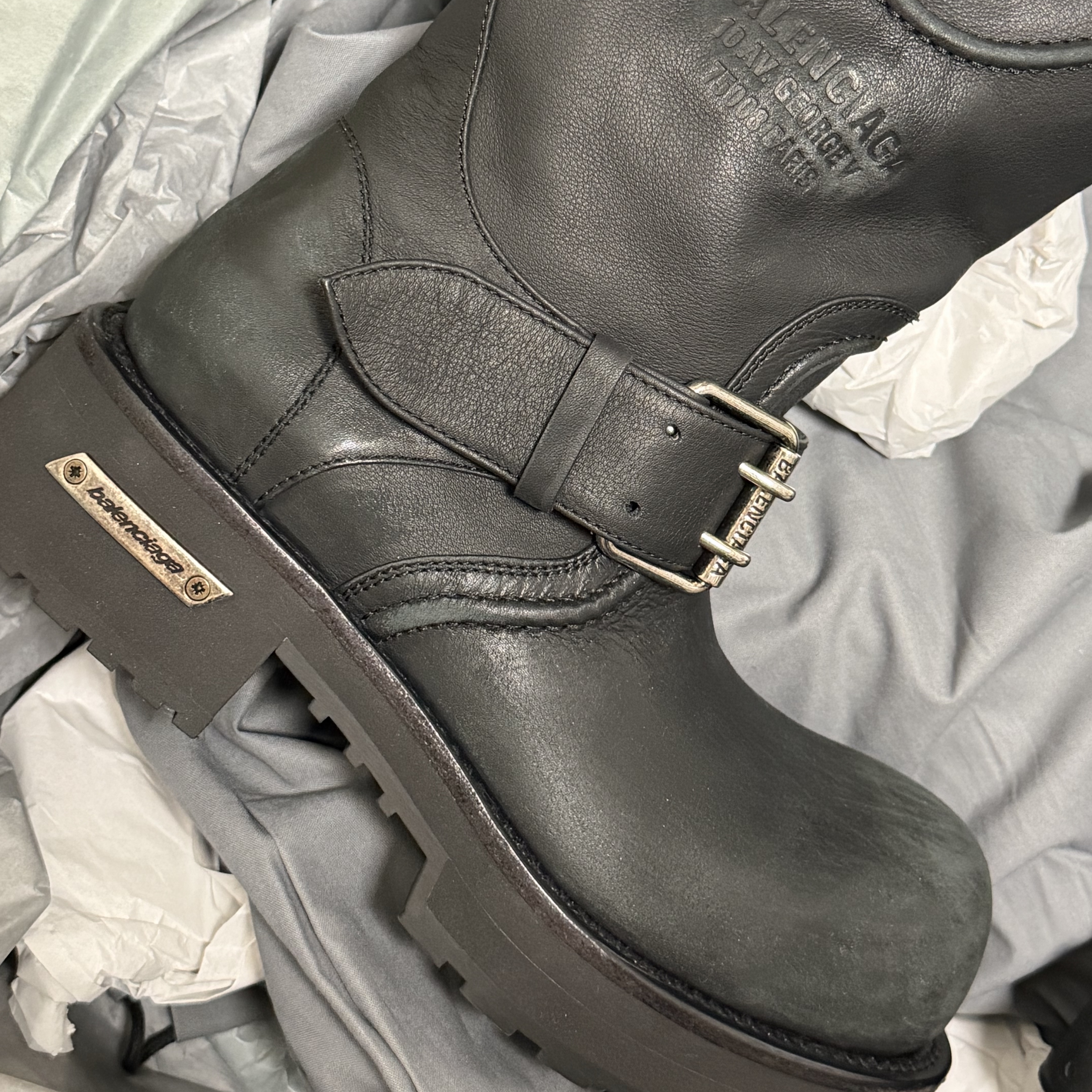 Balenciaga Venom Boot Black 착용 스타일 - 2