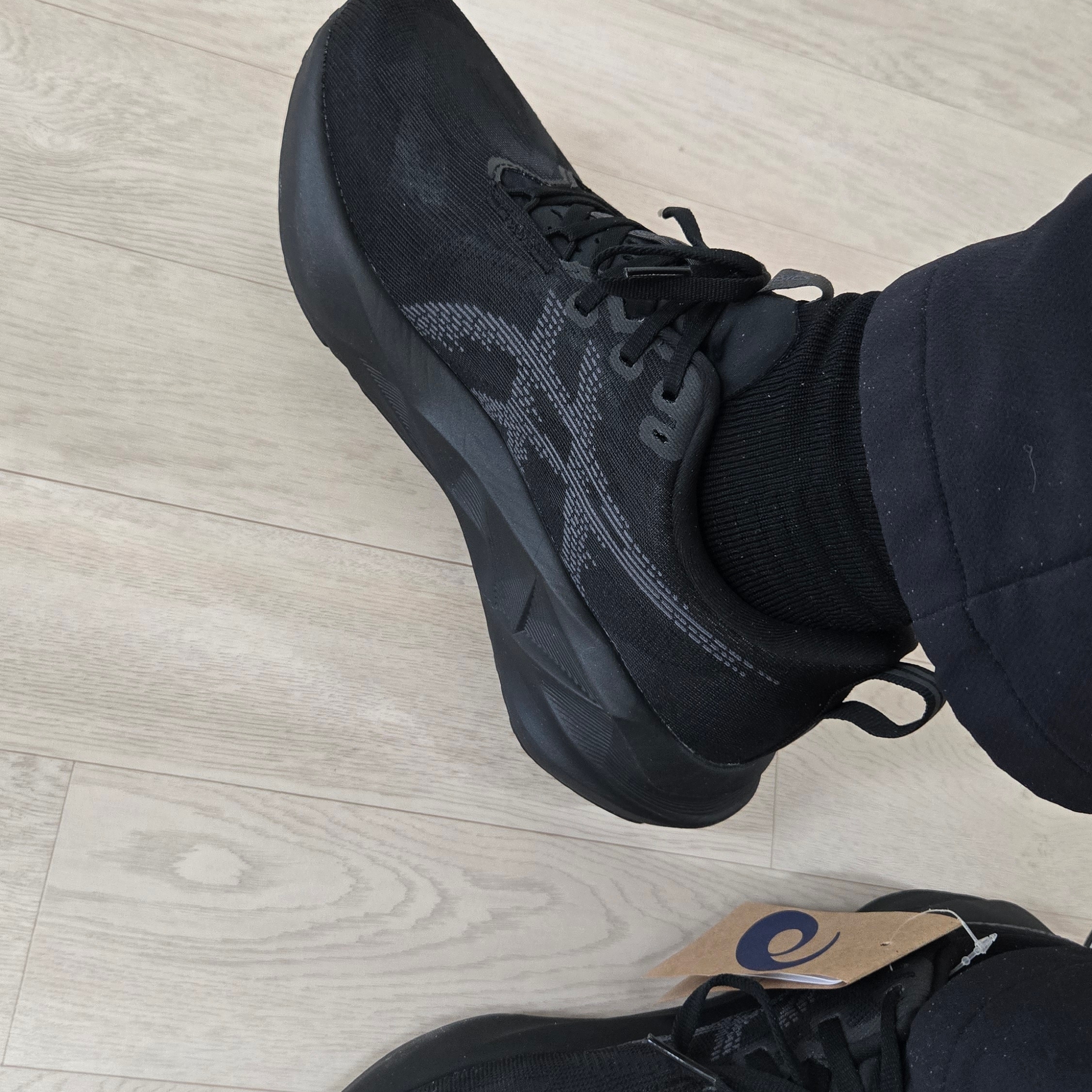 Asics Novablast 5 Black Carrier Grey 착용 스타일