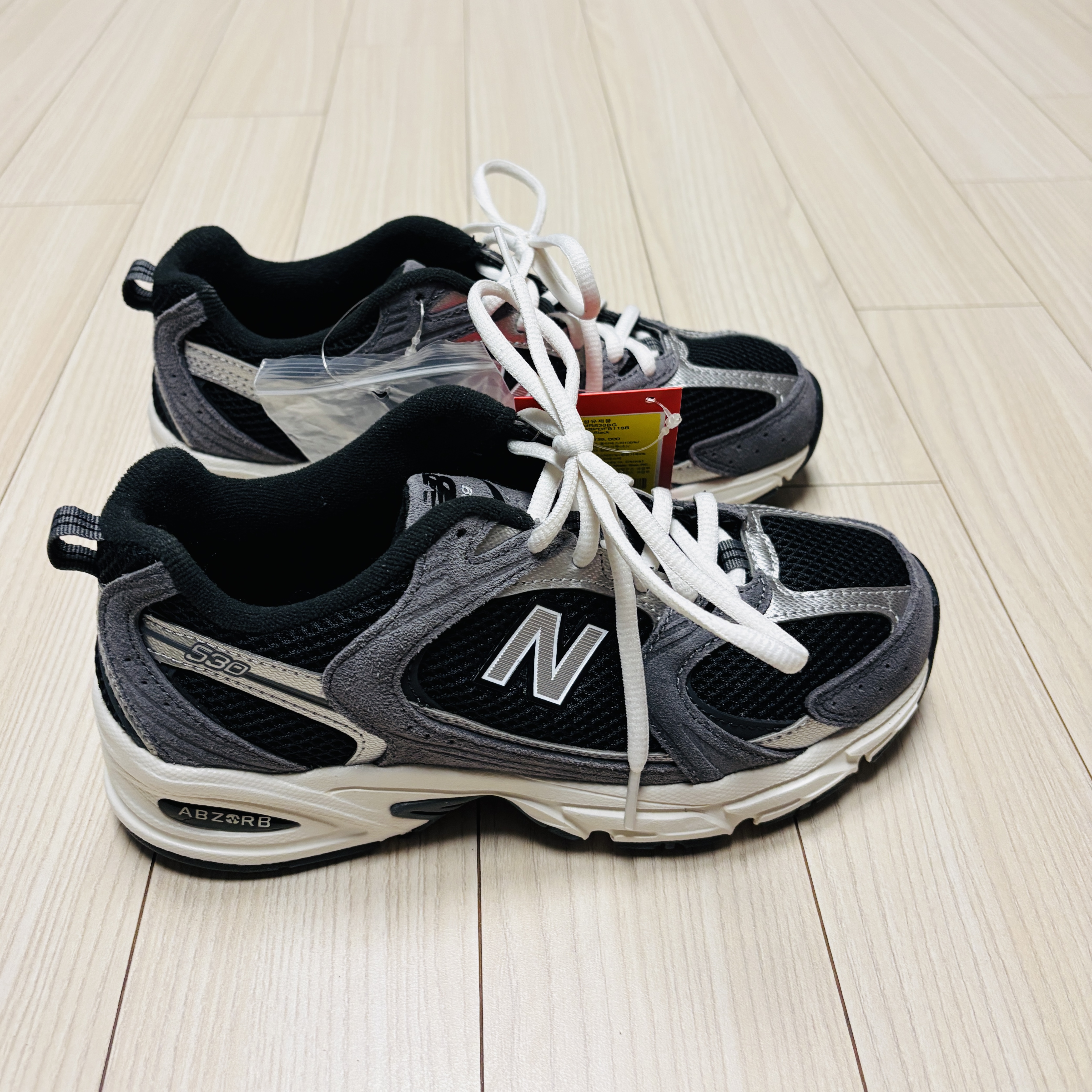 New Balance 530 Black 착용 스타일 - 2
