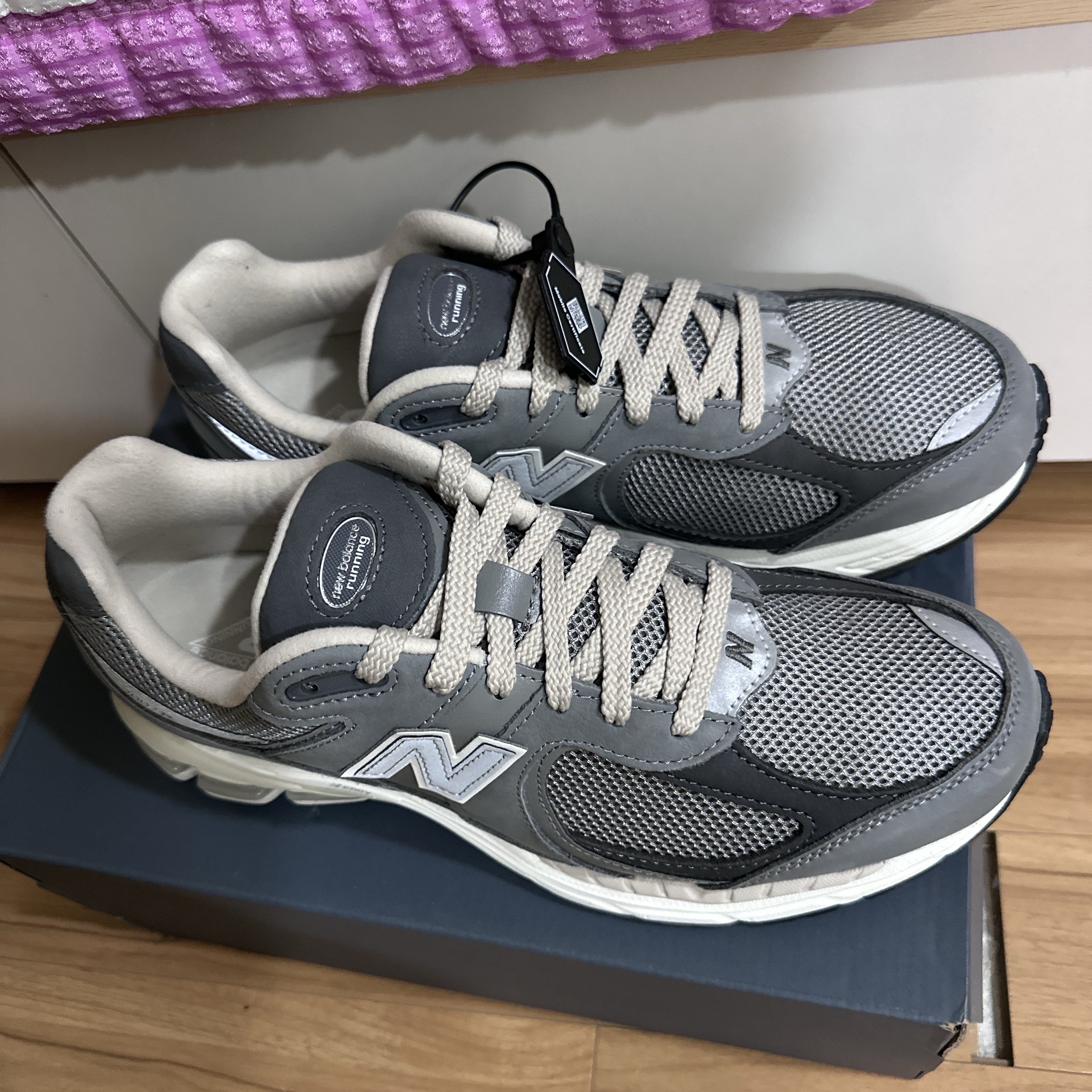 New Balance 2002R Premium Vintage Grey 착용 스타일 - 1