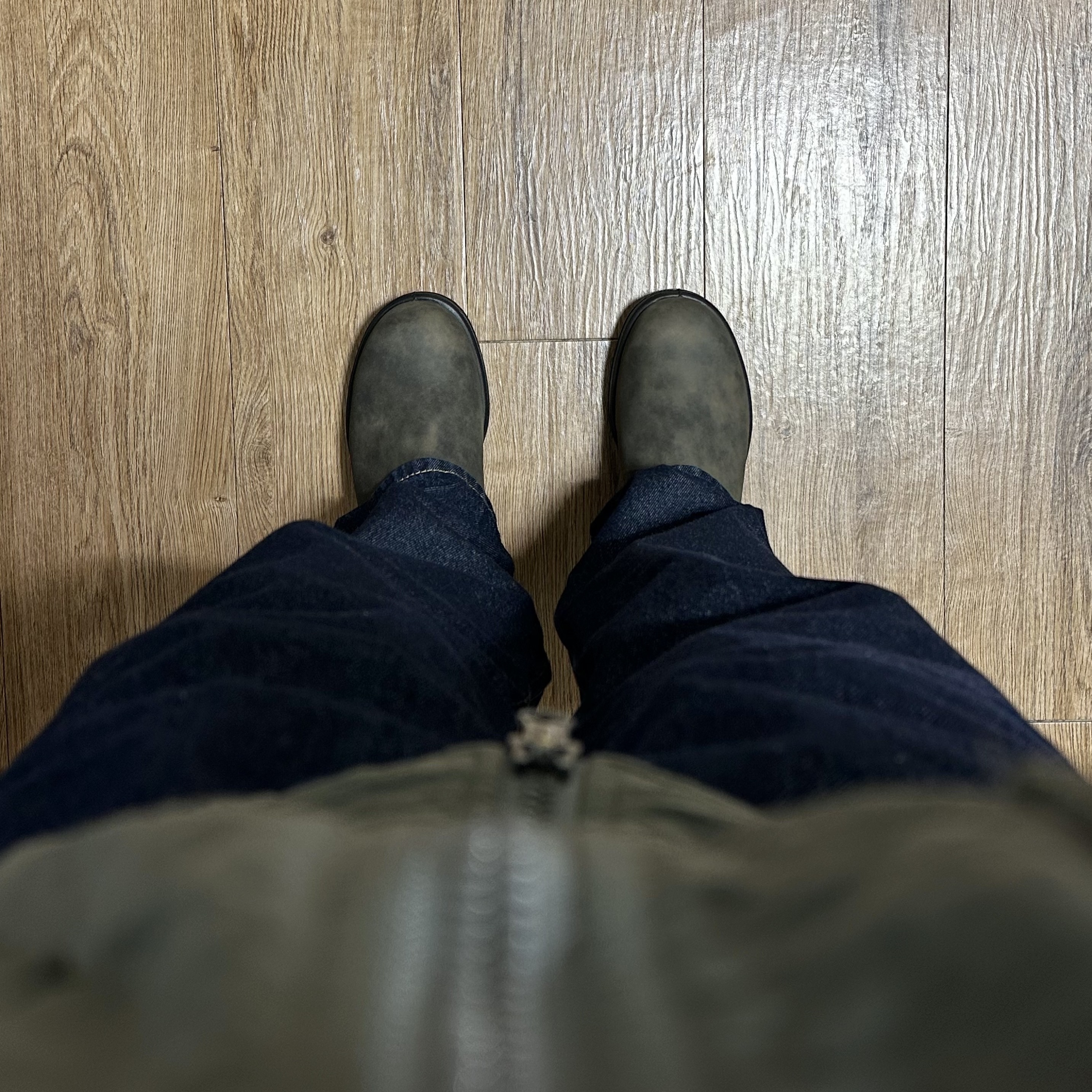 BLUNDSTONE Classics 585 Chelsea Boots Rustic Brown 착용 스타일 - 3