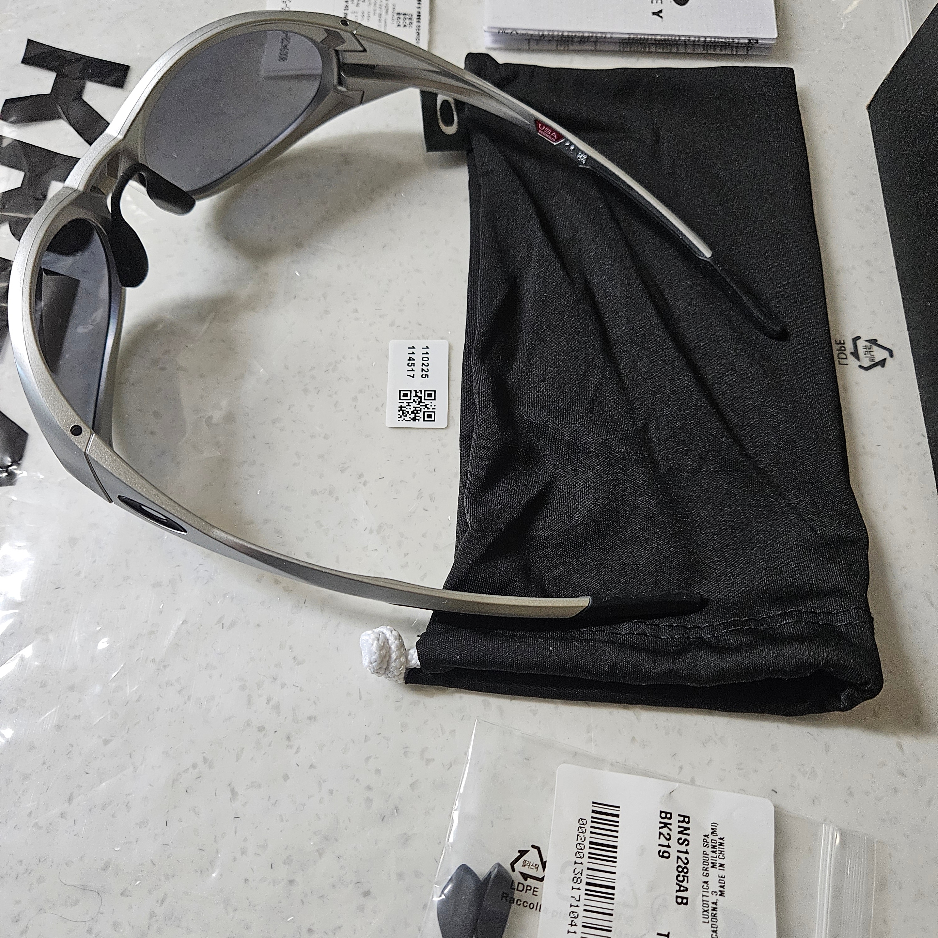 Oakley Eye Jacket Redux Silver Frame Prizm Black Polarized Lenses High Bridge Fit 착용 스타일 - 2