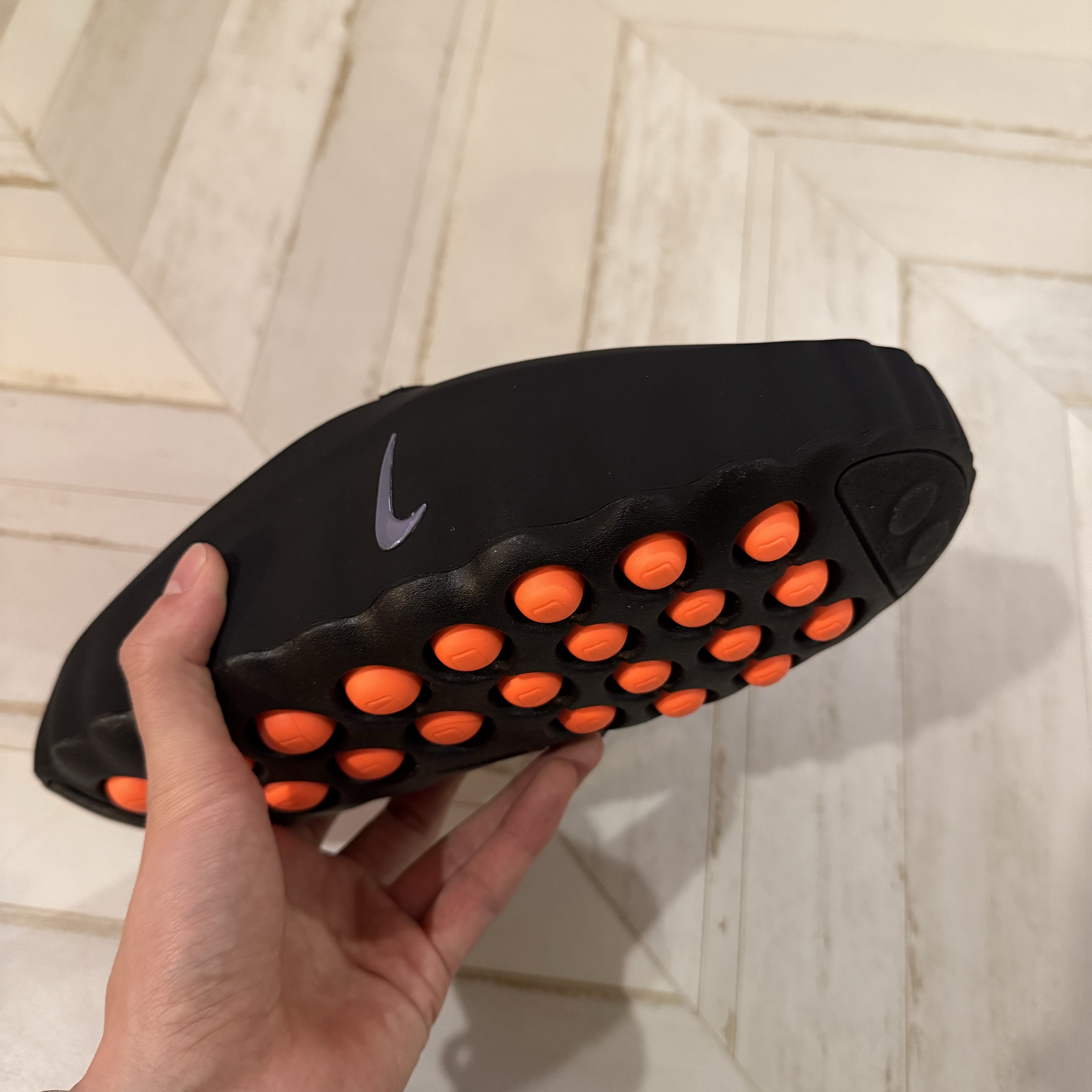 Nike Mind 001 Black Chrome 착용 스타일 - 1