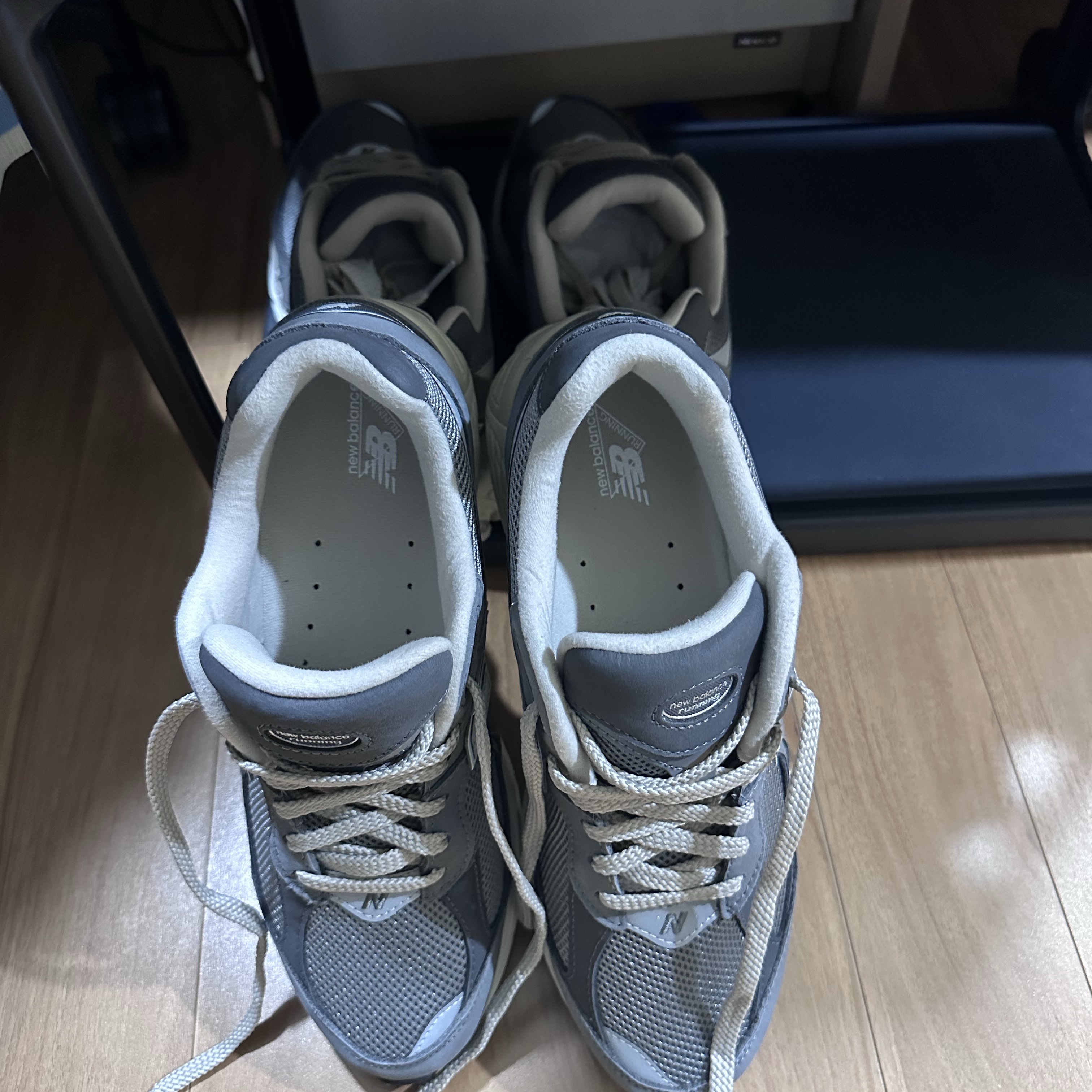New Balance 2002R Premium Vintage Grey 착용 스타일 - 3