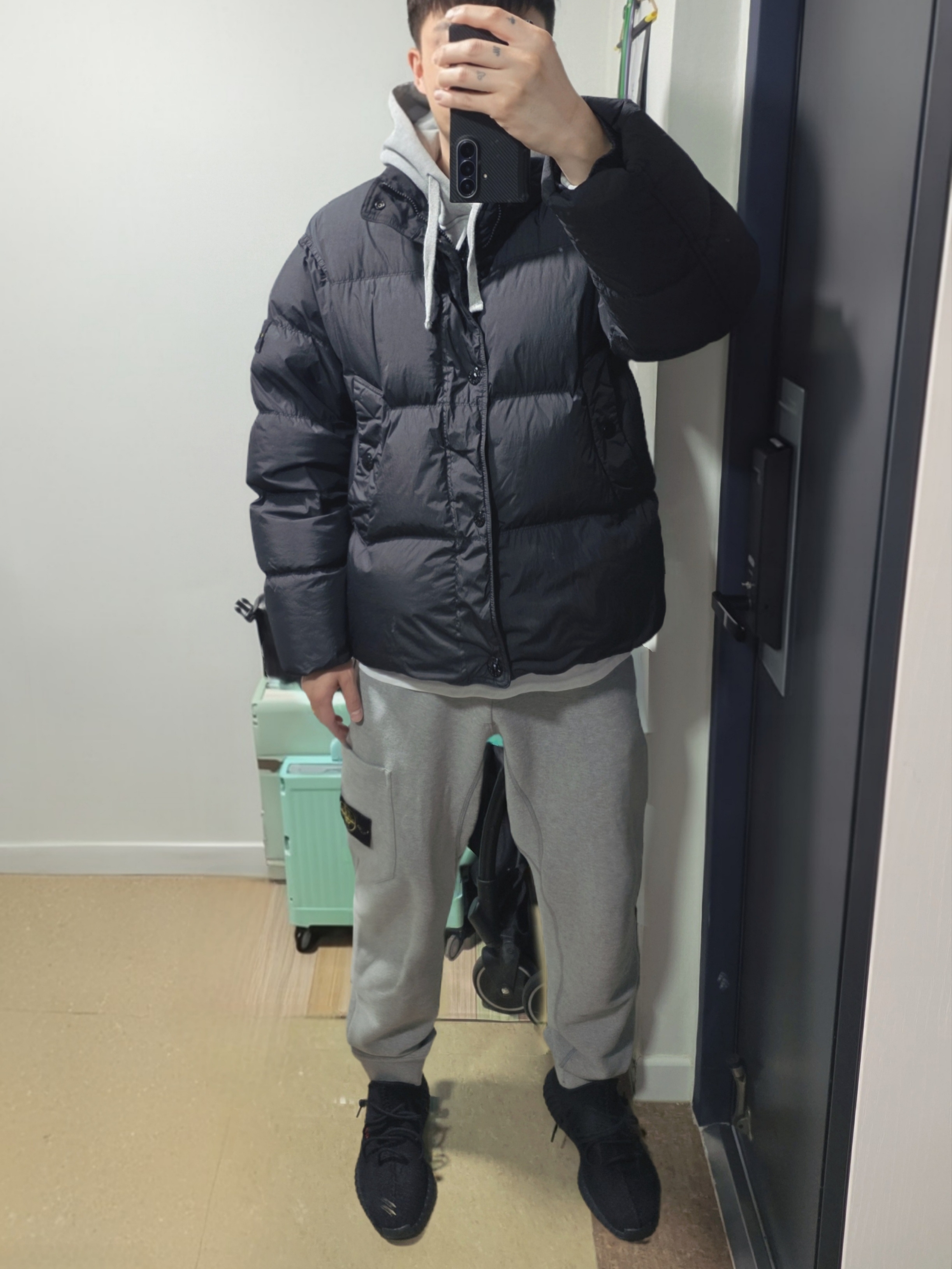 Stone Island 4100010 Crinkle Reps NY Recycled Nylon Down Jacket with Wind Resistant Black - 25FW, Stone Island 64520 Cotton Fleece Sweatpants Melange Grey - 22FW 착용 스타일