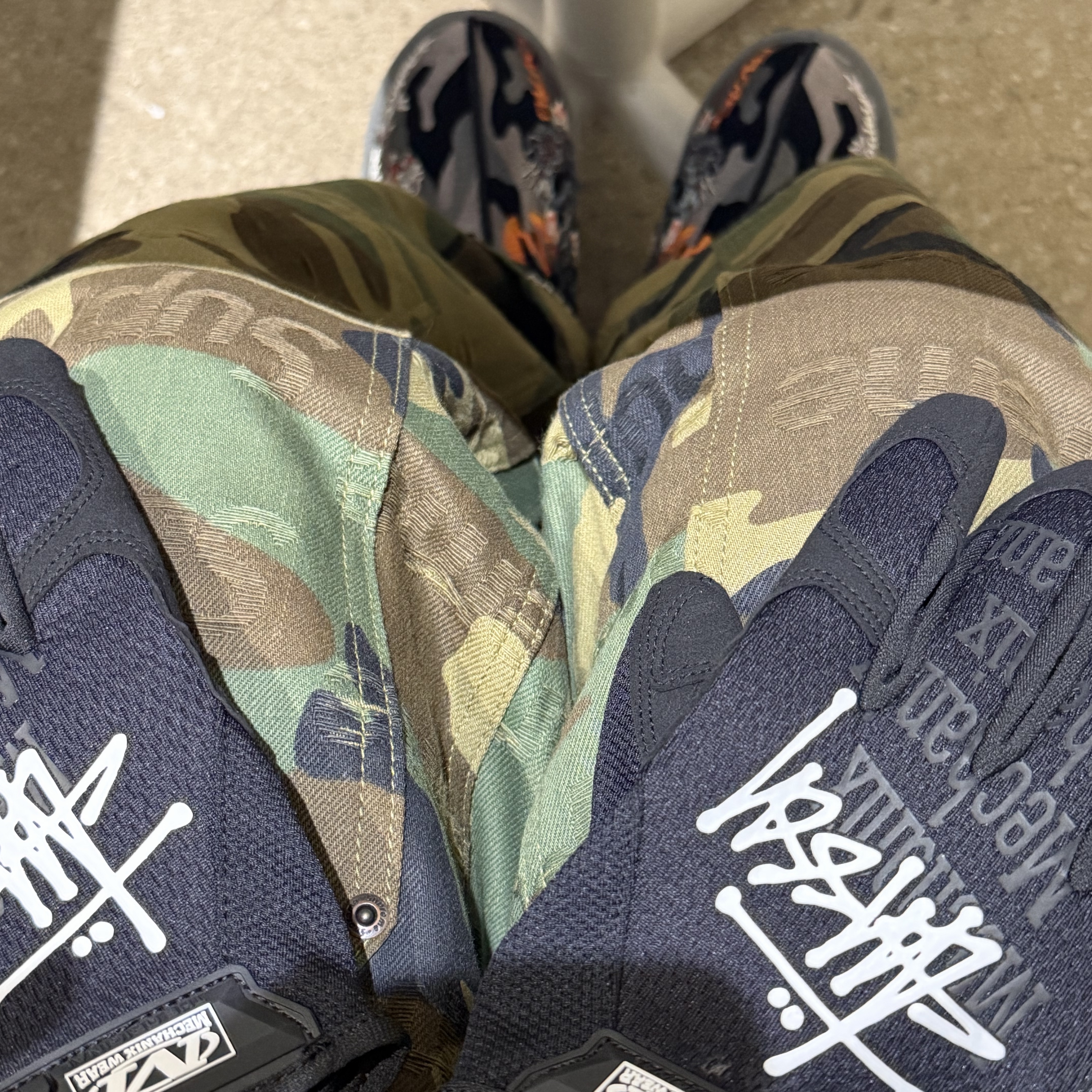 Stussy Mechanix Gloves Black, Supreme Jacquard Logos Double Knee Denim Painter Jean Woodland Camo - 25FW 착용 스타일