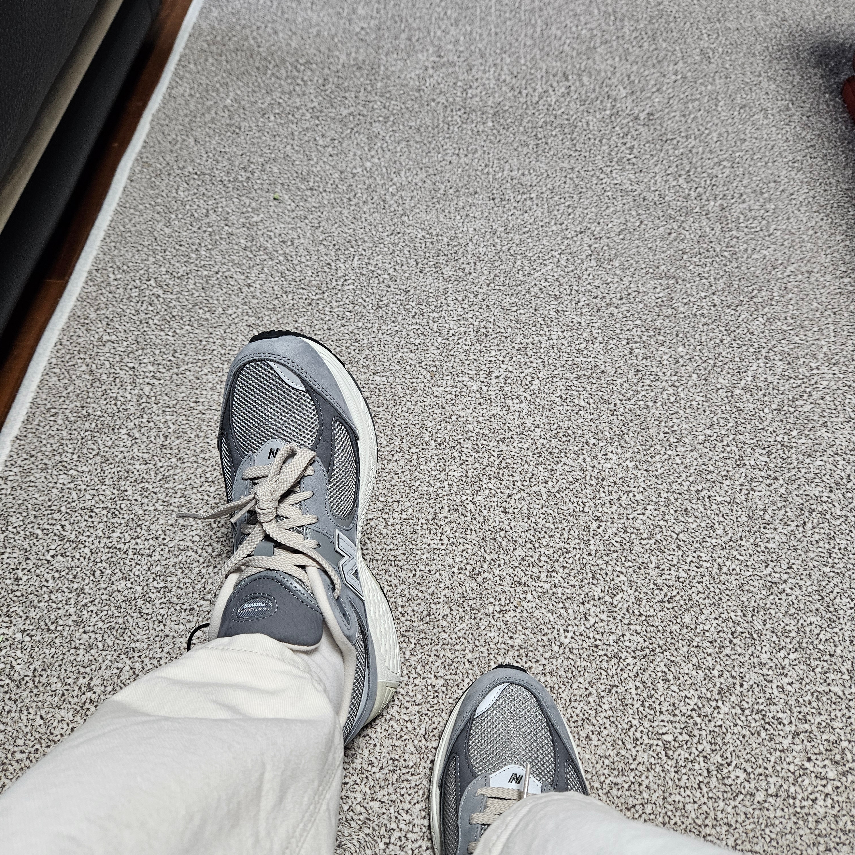 New Balance 2002R Premium Vintage Grey 착용 스타일 - 1
