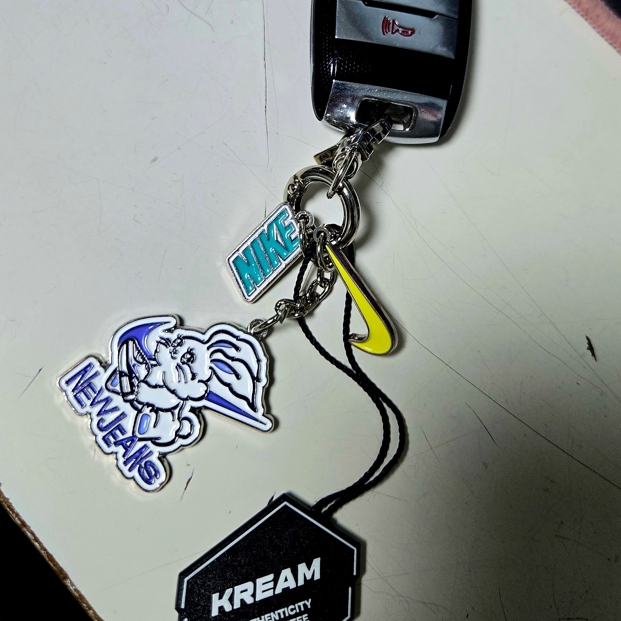 Nike x Newjeans Nike Gangnam Opening Anniversary Keyring Multicolor 착용 스타일 - 2