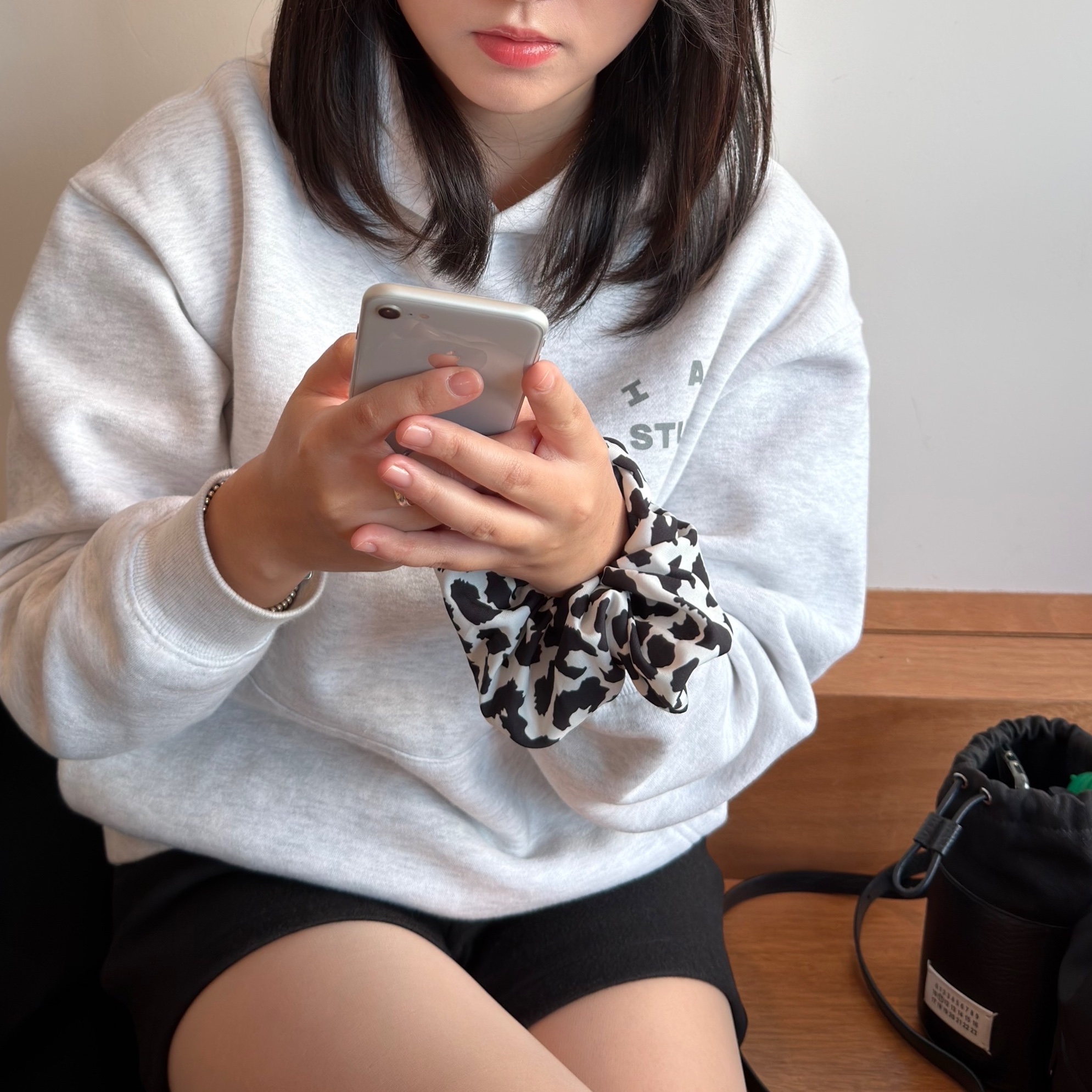 IAB Studio Hoodie Light Gray 착용 스타일 - 2