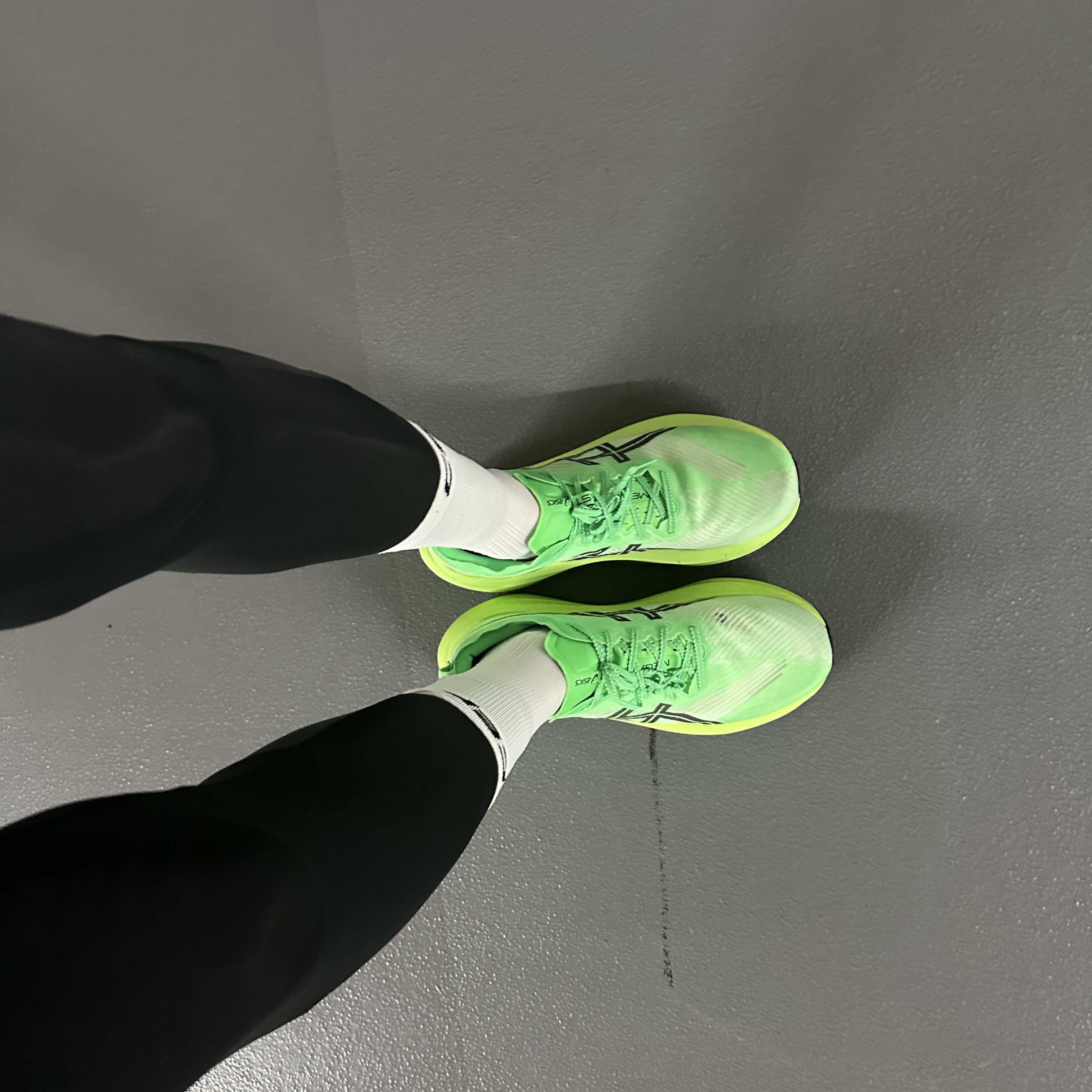 Asics Megablast Vital Green Black 착용 스타일 - 1