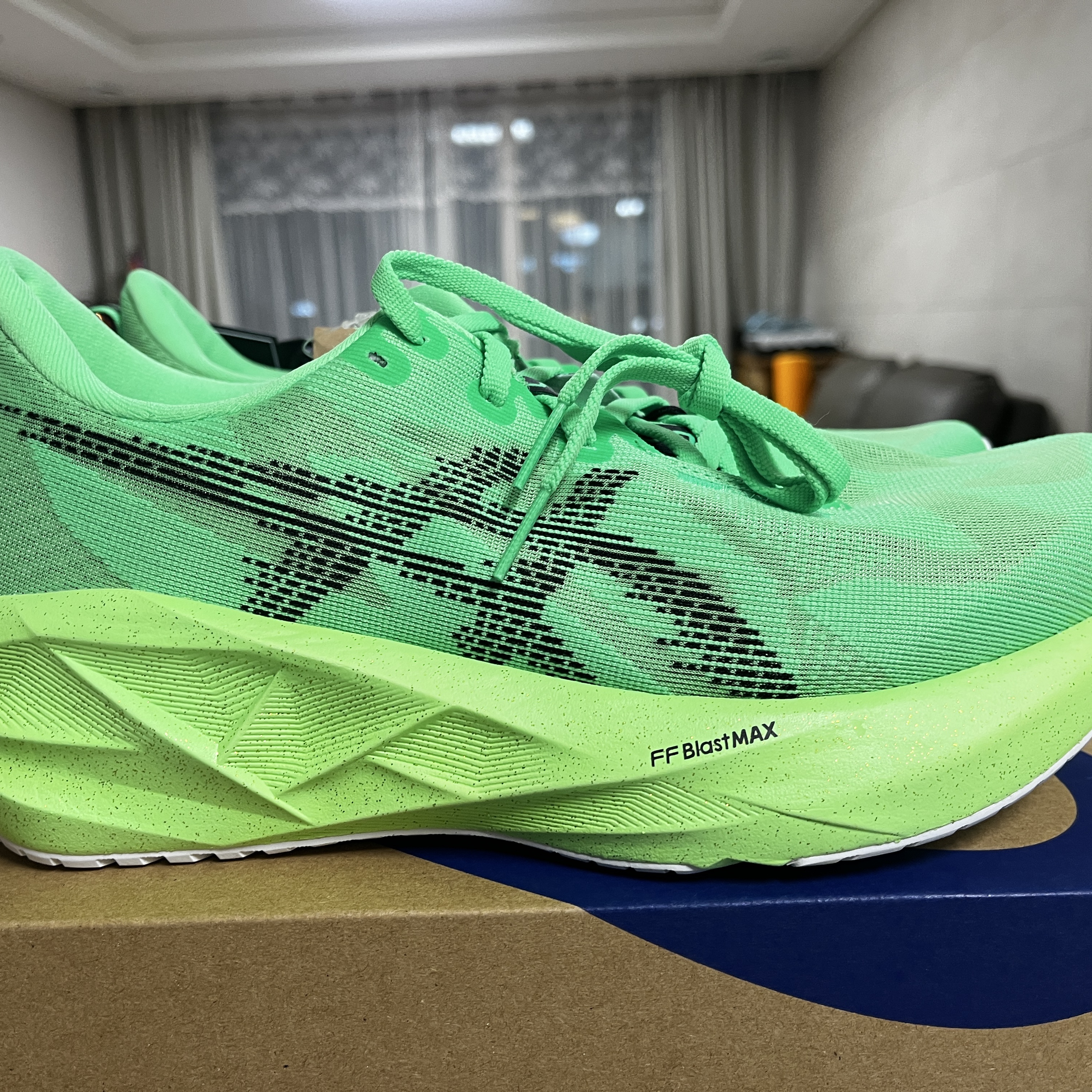 Asics Novablast 5 Ekiden Vital Green Black 착용 스타일 - 1