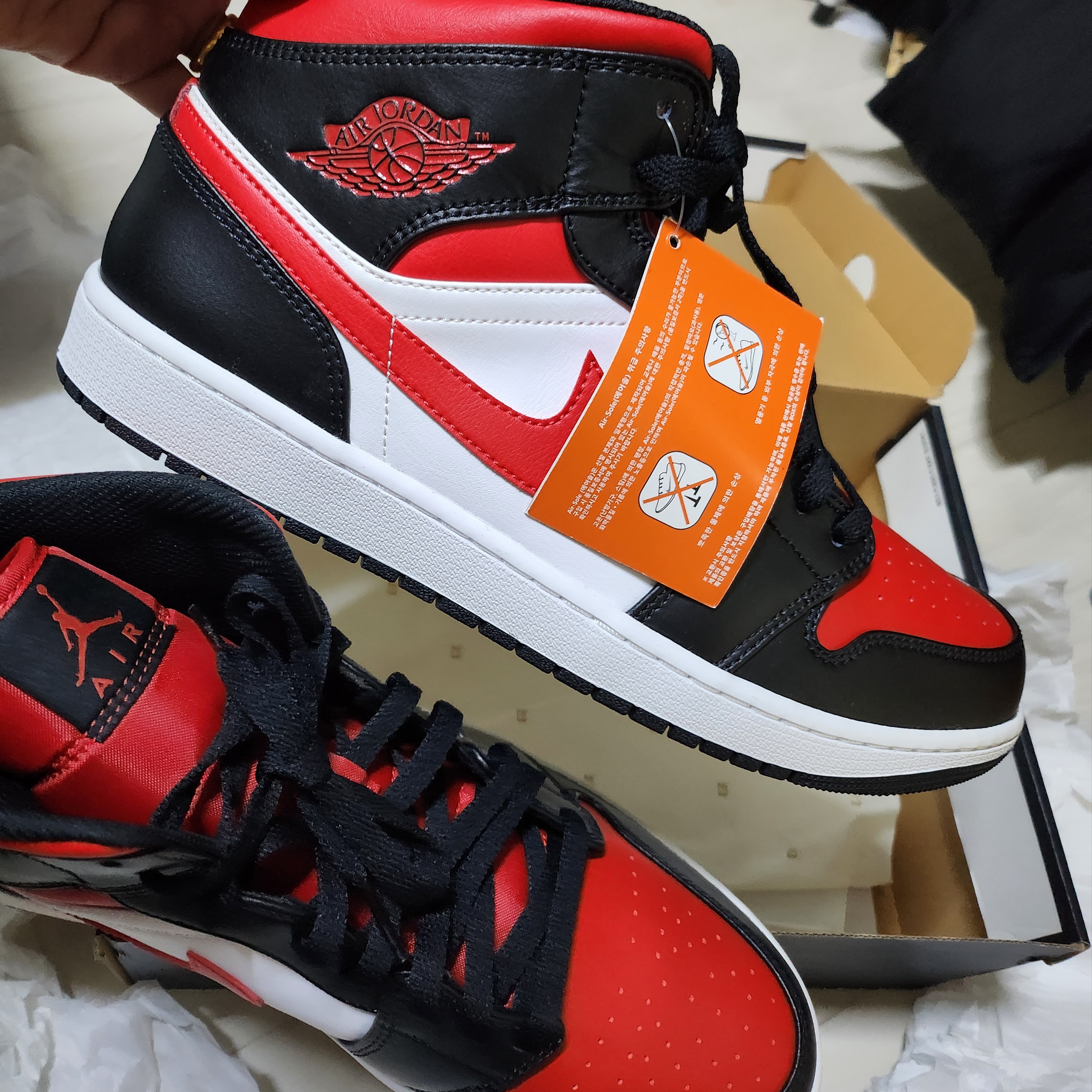 Jordan 1 Mid Black Fire Red 착용 스타일 - 1