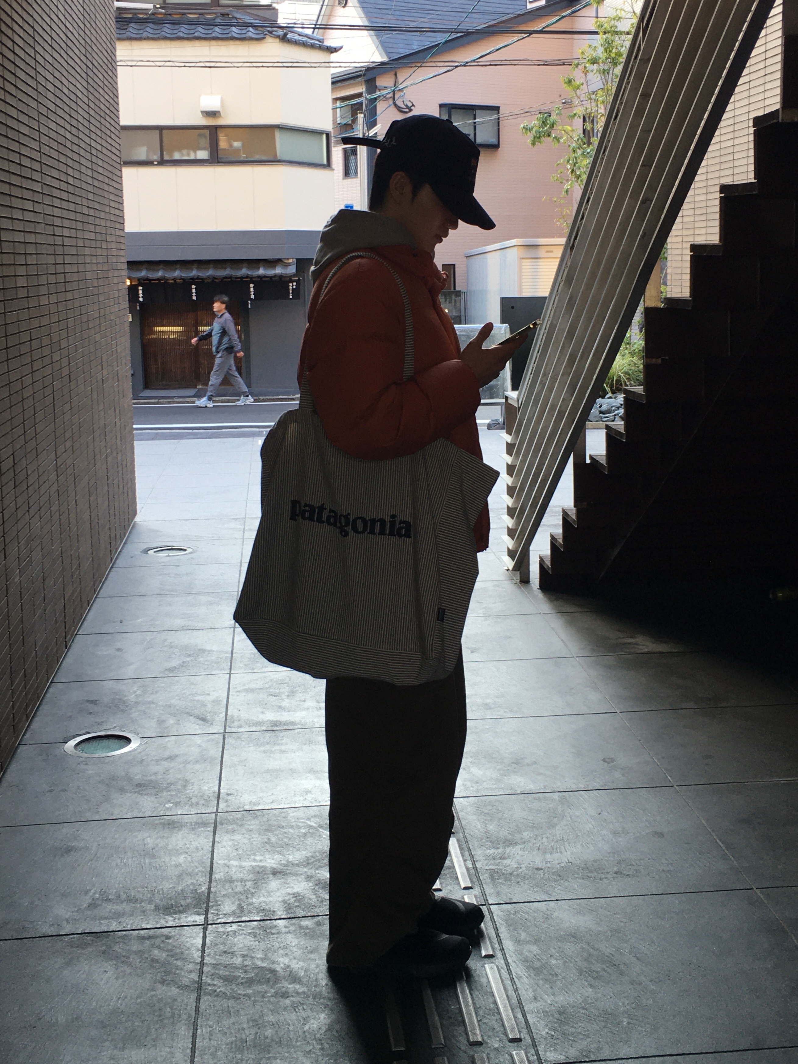 Patagonia Recycled Market Tote Bag Fitz Roy Icon Farrier Stripe Forge Grey, Salomon RX Snug Black Magnet 착용 스타일