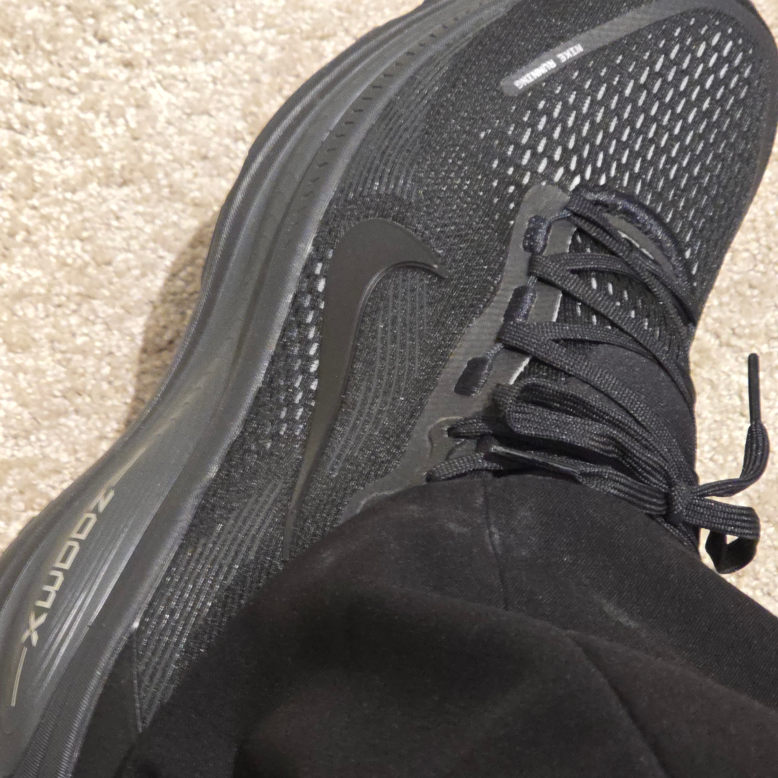 Nike Vomero 18 Black Dark Smoke Grey 착용 스타일 - 1