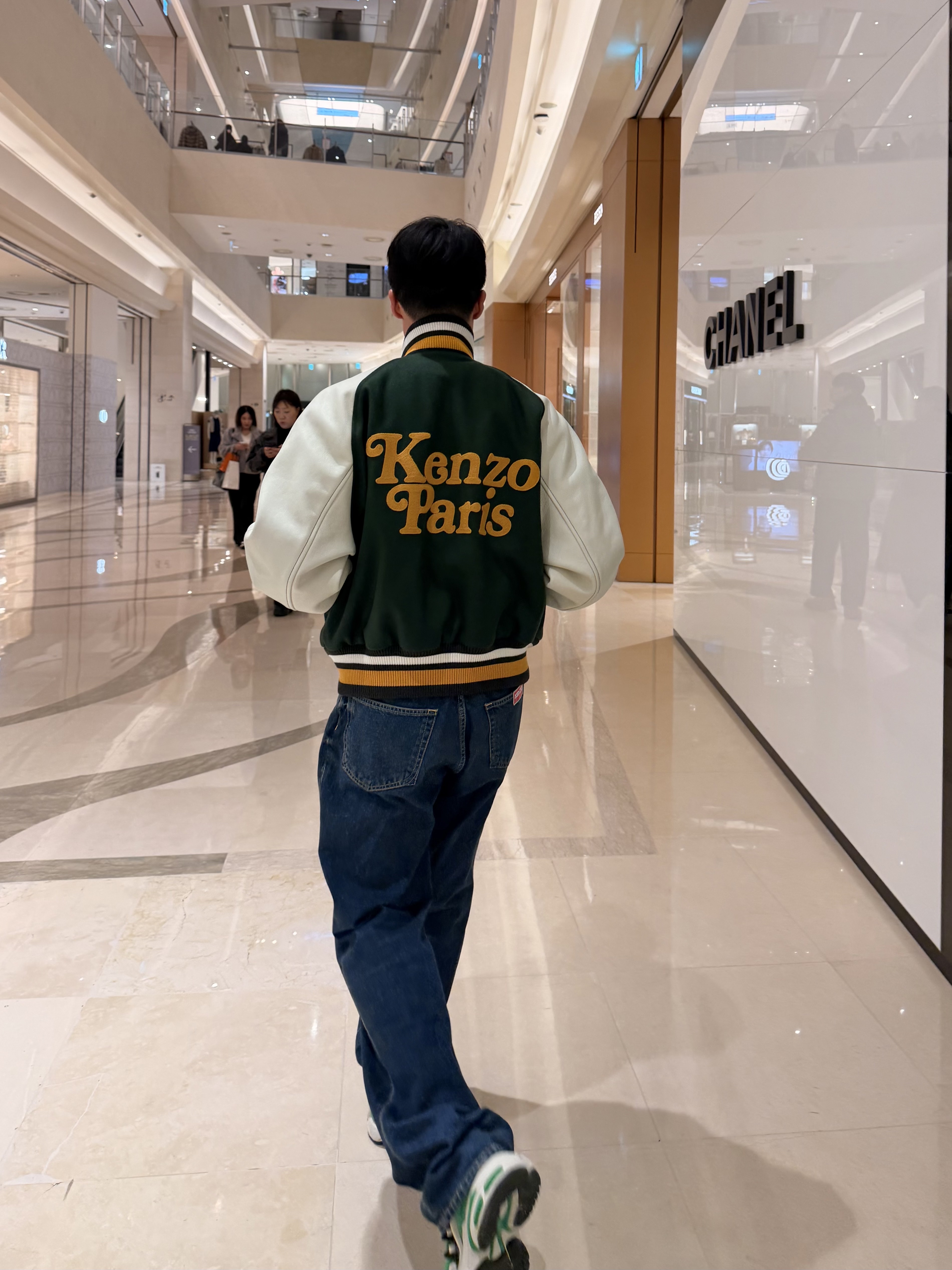 Adidas x Pharrell Williams Adistar Jellyfish Focus Olive Core Black, Kenzo x Verdy Varsity Jacket Dark Khaki 착용 스타일 - 4