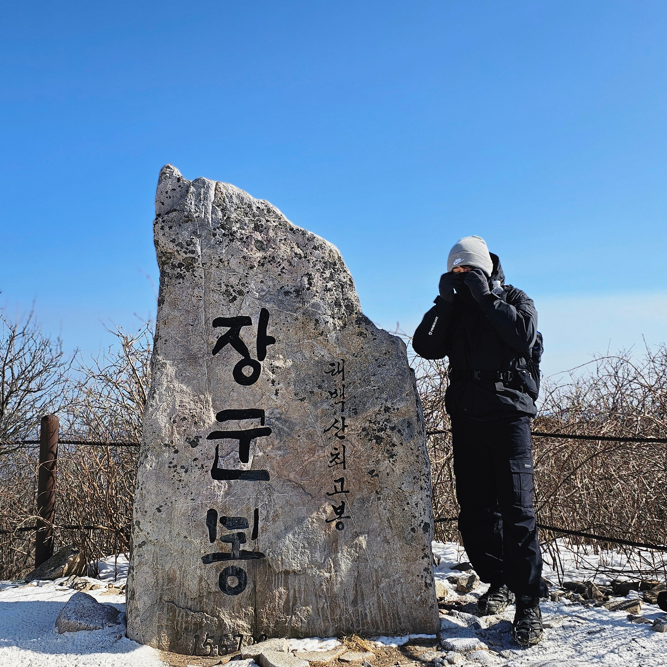 Nike ACG Primaloft Skull Peak Storm-Fit Jacket Black Anthracite - Asia, Nike ACG Wolf Tree Full Zip Hoodie Black Anthracite - Asia 착용 스타일 - 3