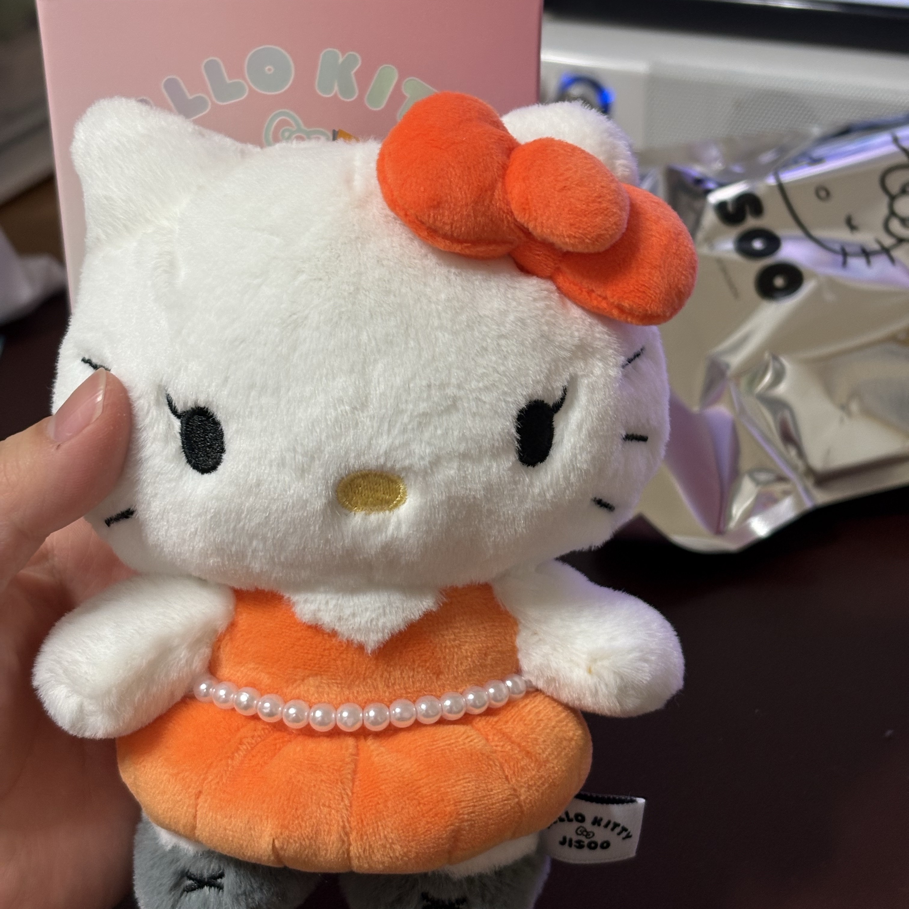 [HELLO KITTY x JISOO] Plush Keychain 착용 스타일 - 1