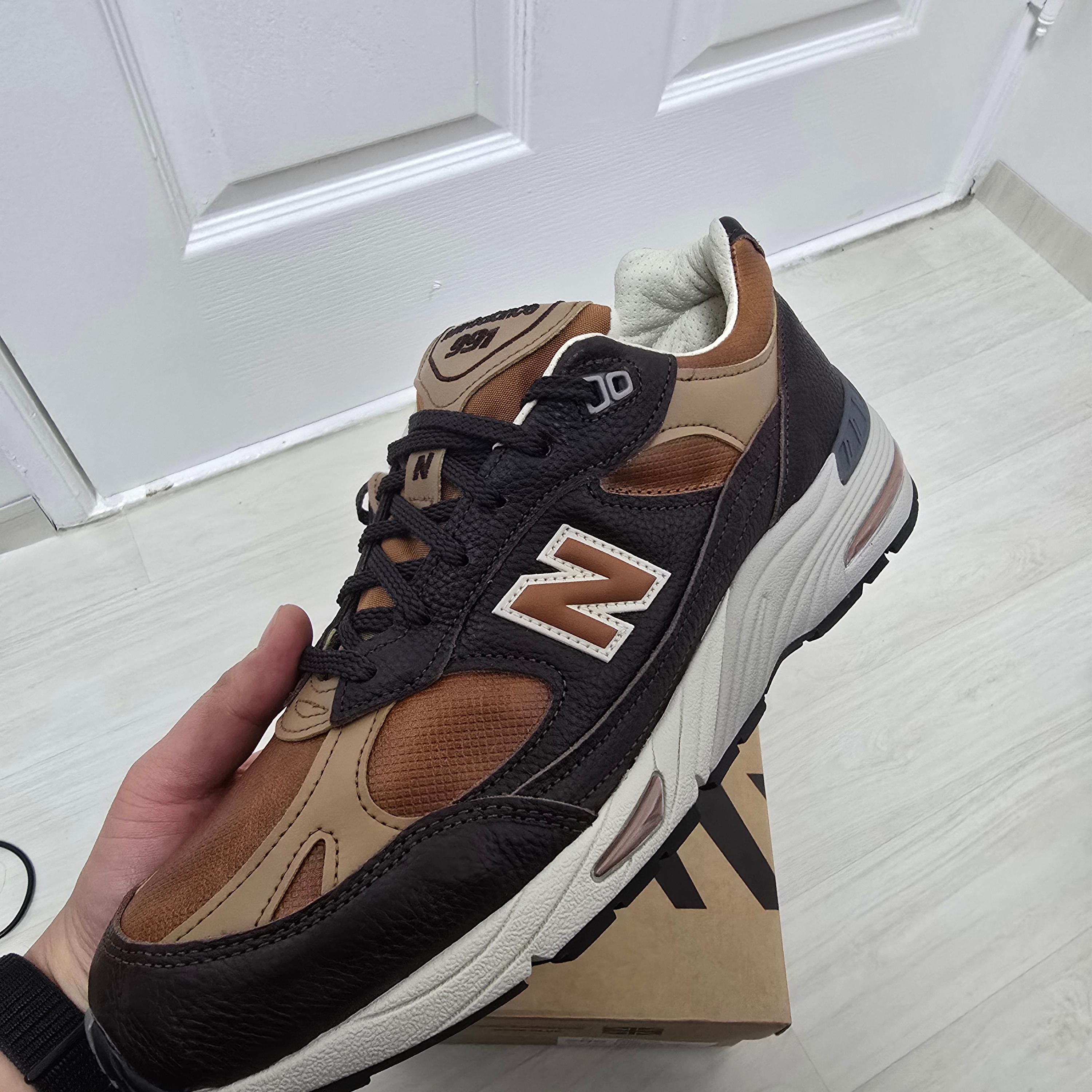 New Balance 991v1 Made in UK Chocolate Plum Caramel Cafe 착용 스타일 - 2