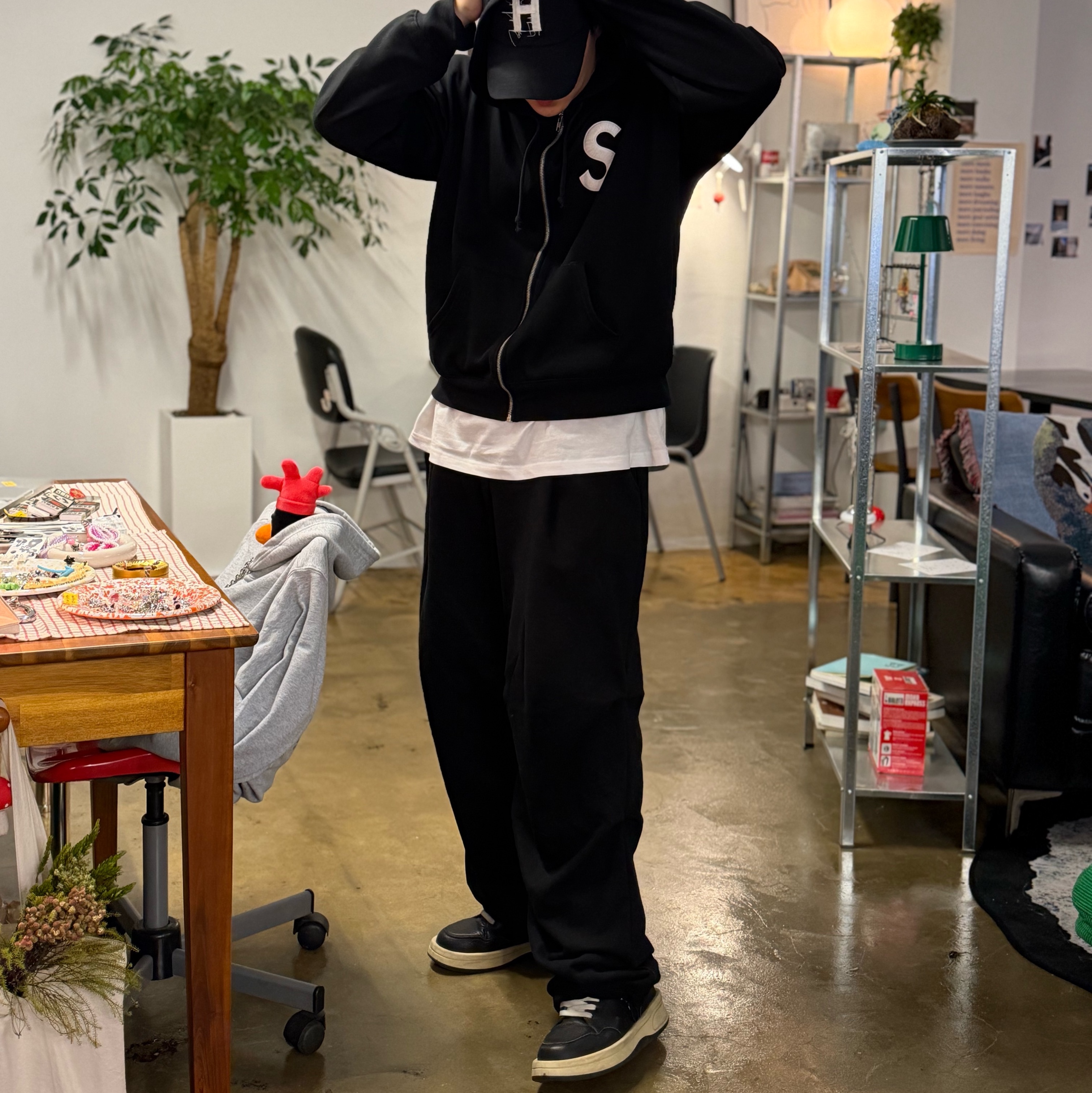 Supreme S Logo Zip Up Hooded Sweatshirt Black - 25FW, Converse x Drkshdw Turbowpn Black Cream 착용 스타일 - 2