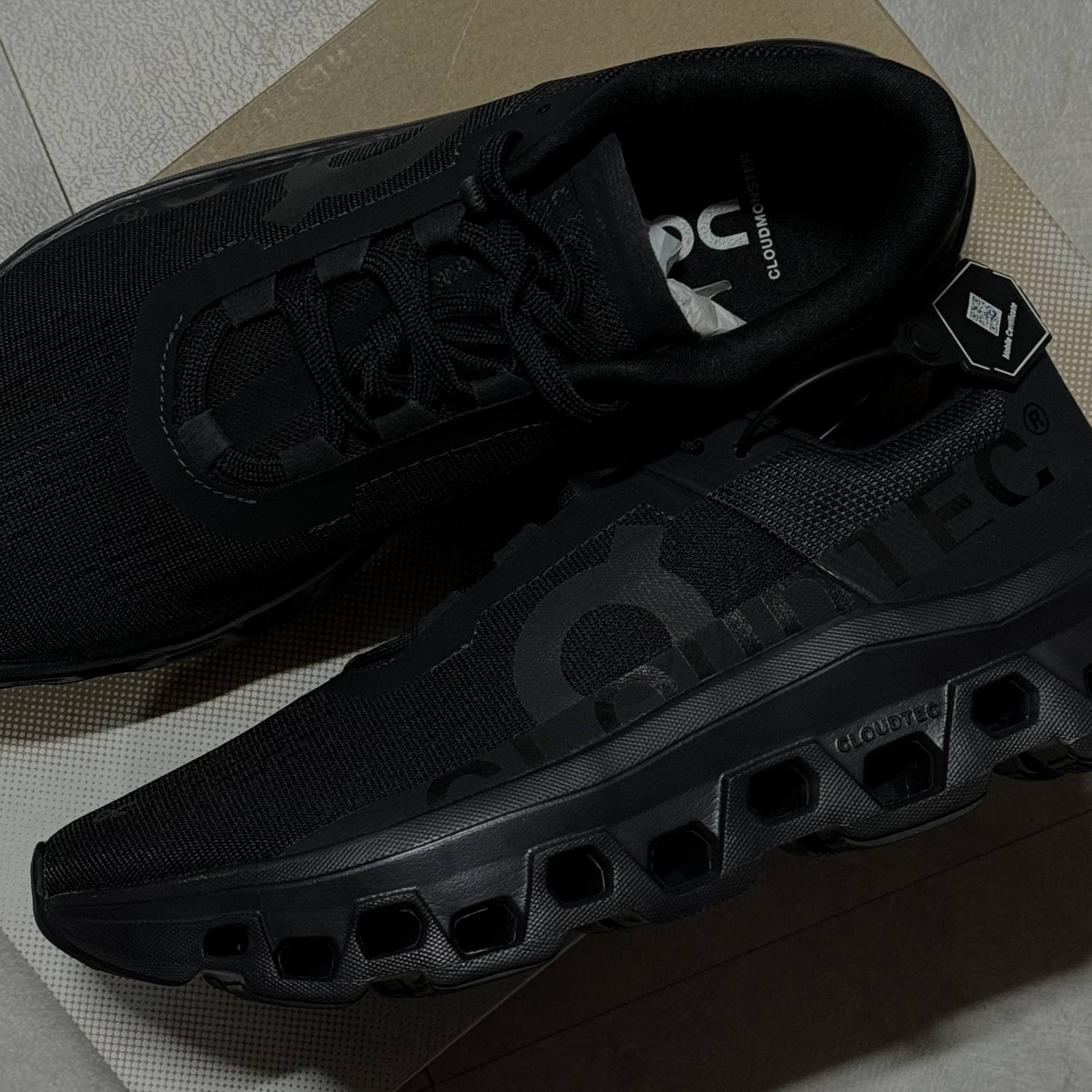 On Running Cloudmonster All Black 착용 스타일 - 2