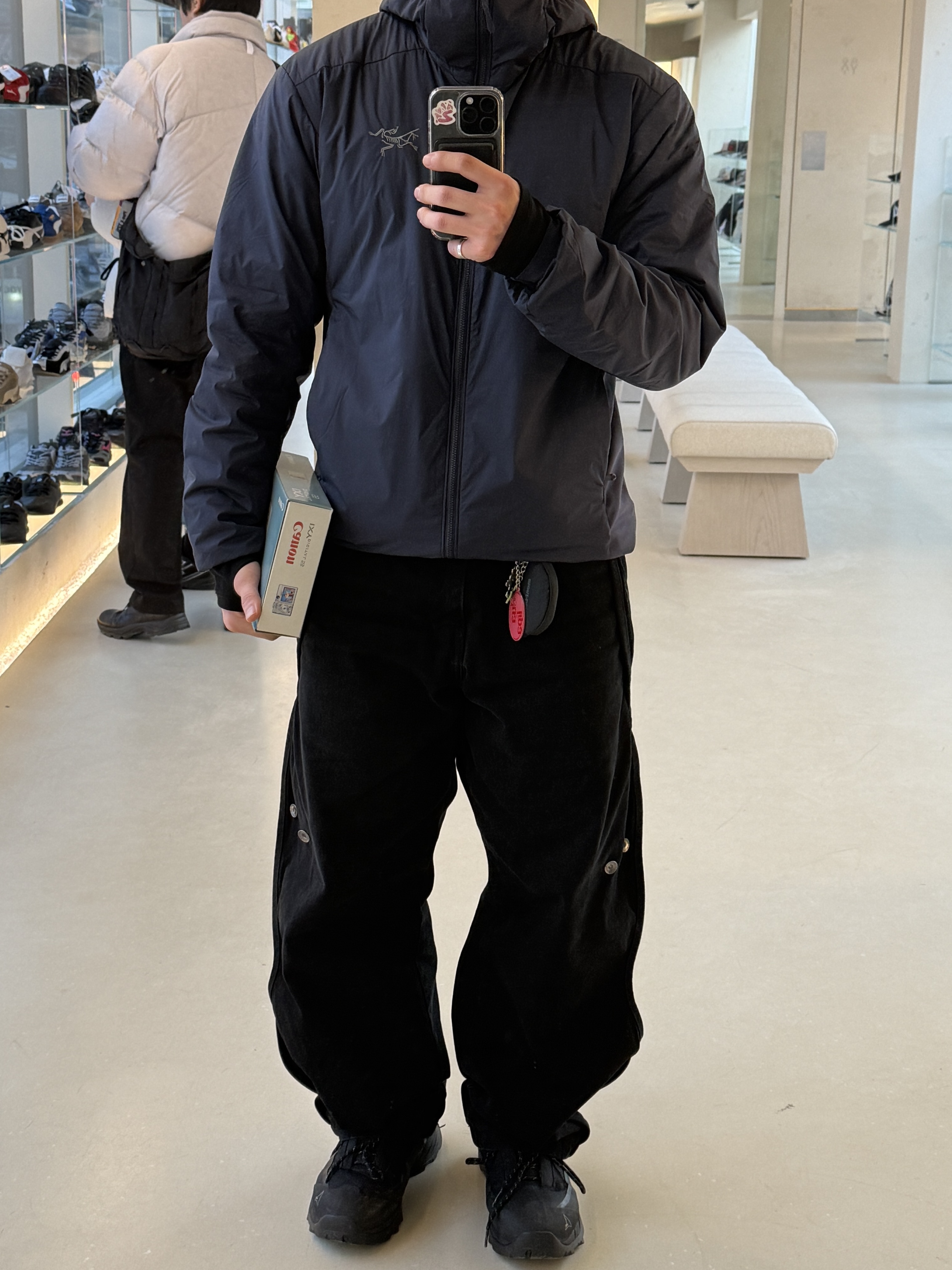Arc'teryx Atom Hoody Black Sapphire, Sansan Gear Cotton Wave Pants Black 착용 스타일 - 1