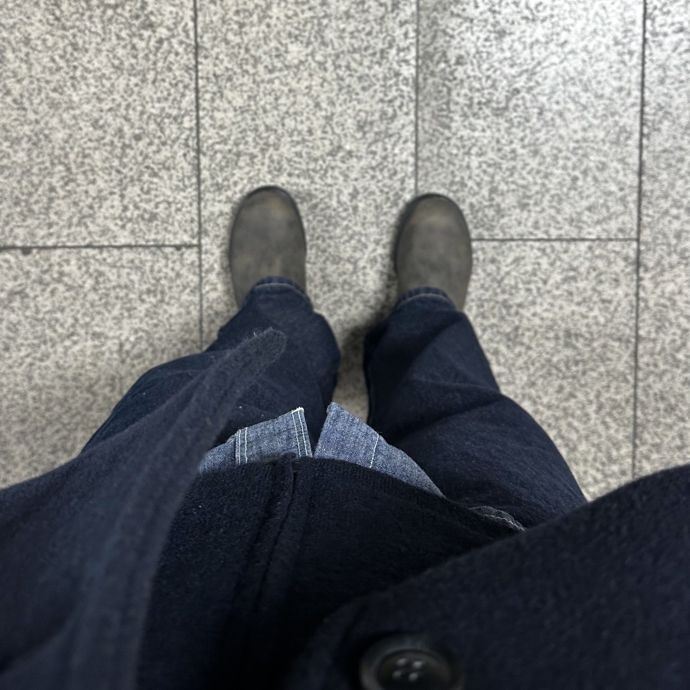 BLUNDSTONE Classics 585 Chelsea Boots Rustic Brown 착용 스타일 - 4