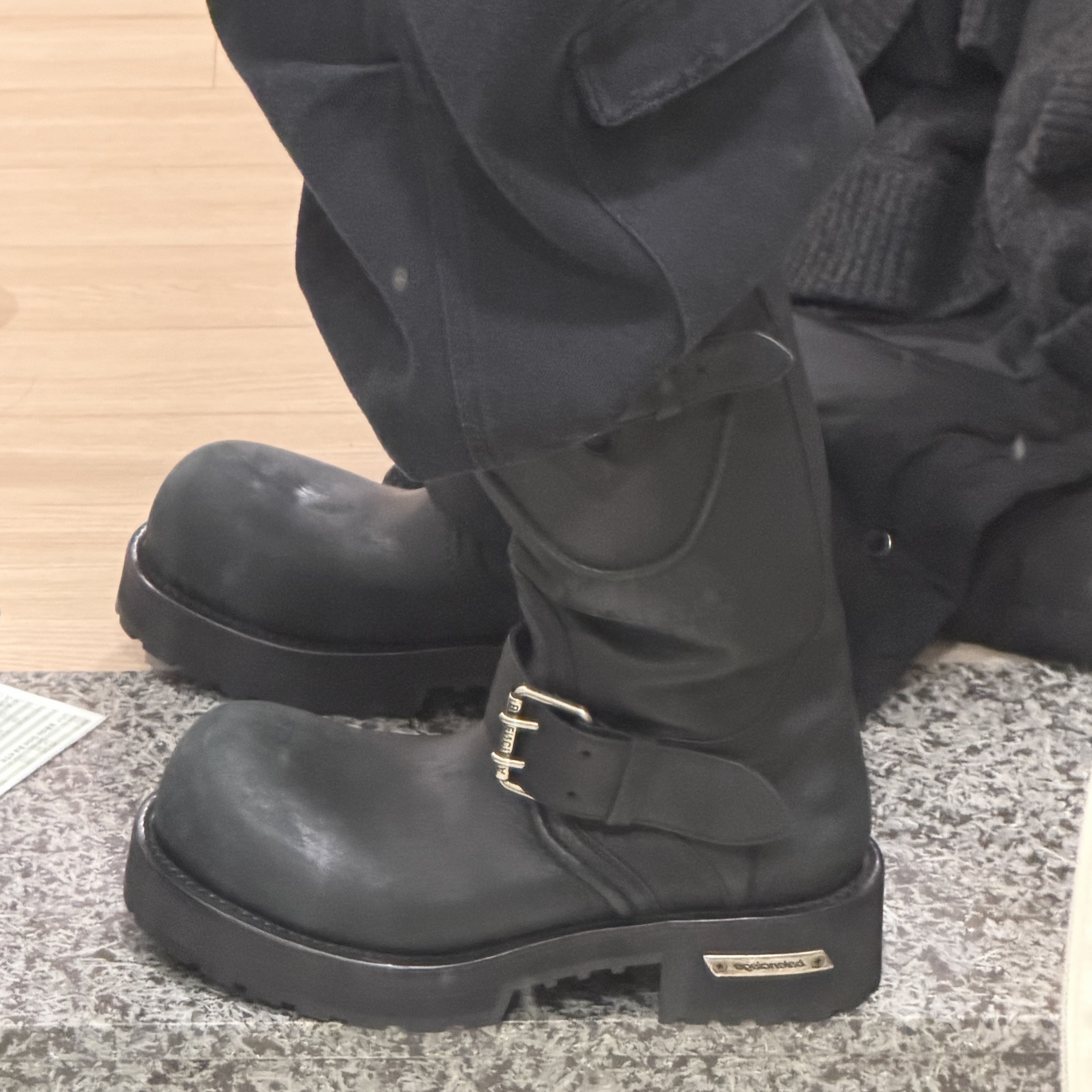 Balenciaga Venom Boot Black 착용 스타일 - 3
