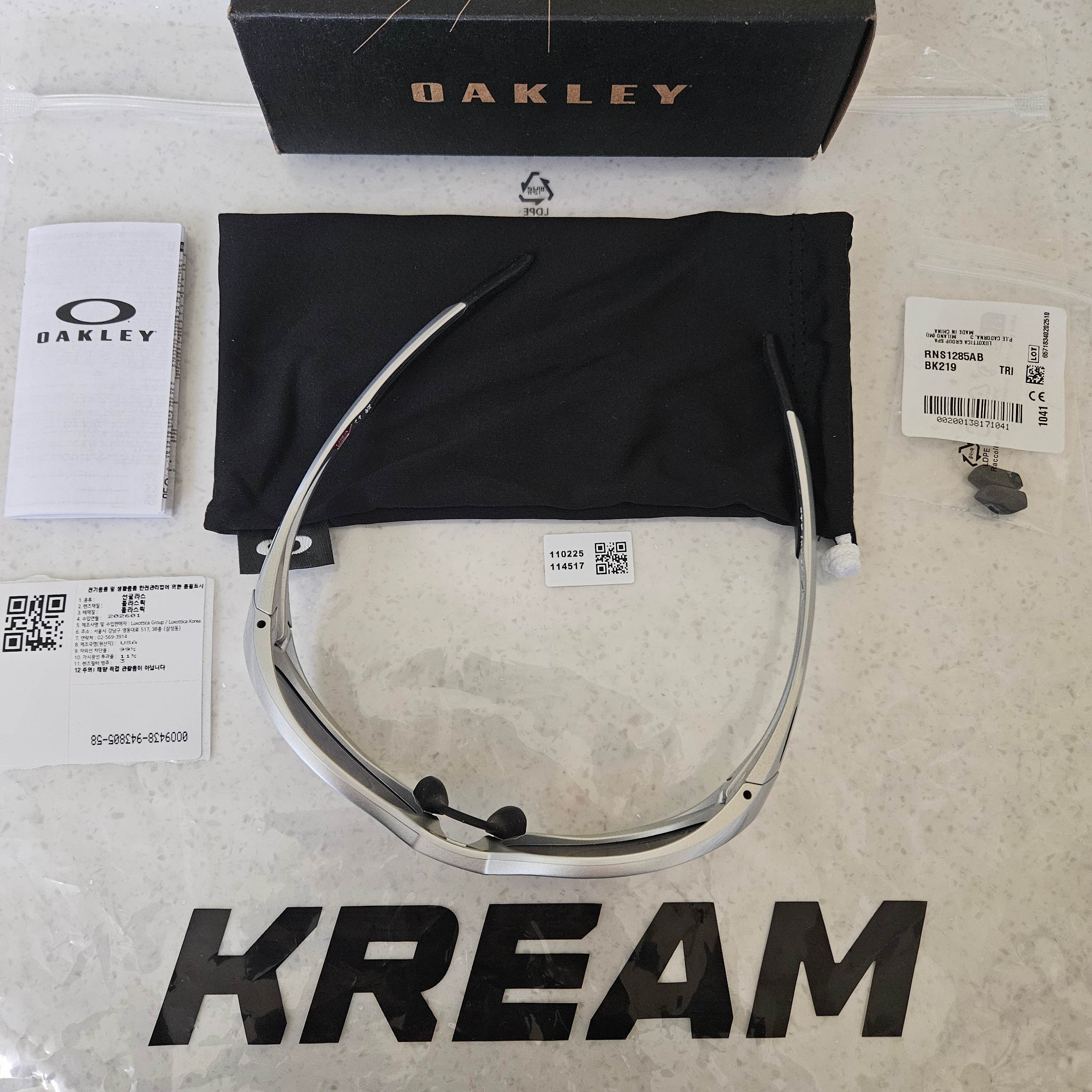 Oakley Eye Jacket Redux Silver Frame Prizm Black Polarized Lenses High Bridge Fit 착용 스타일 - 1