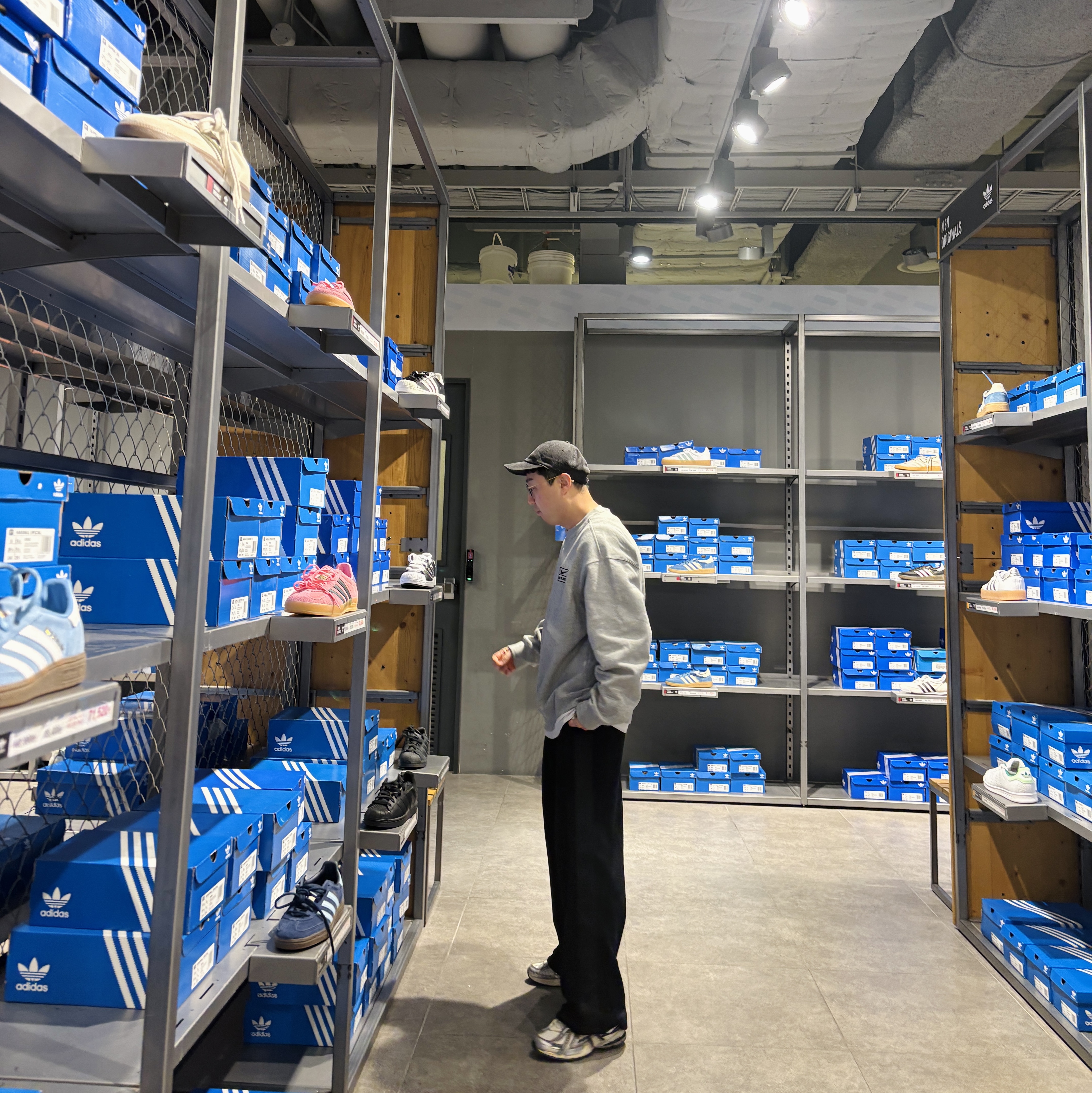 Nike Club Unstructured Denim Cap Black White, Nike x Stussy NRG Fleece Crewneck Dark Grey Heather (DO9337-063) 착용 스타일 - 1