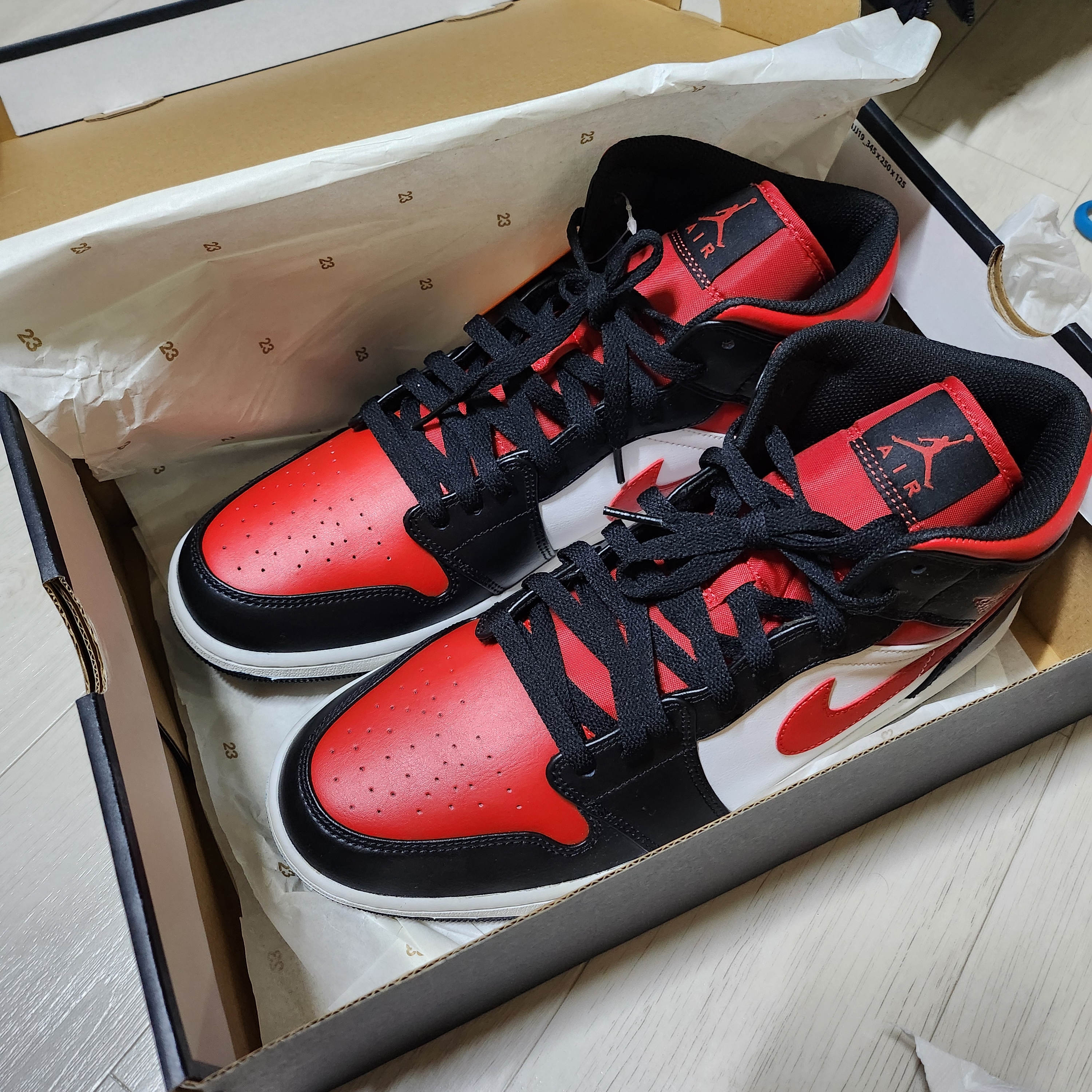 Jordan 1 Mid Black Fire Red 착용 스타일 - 3