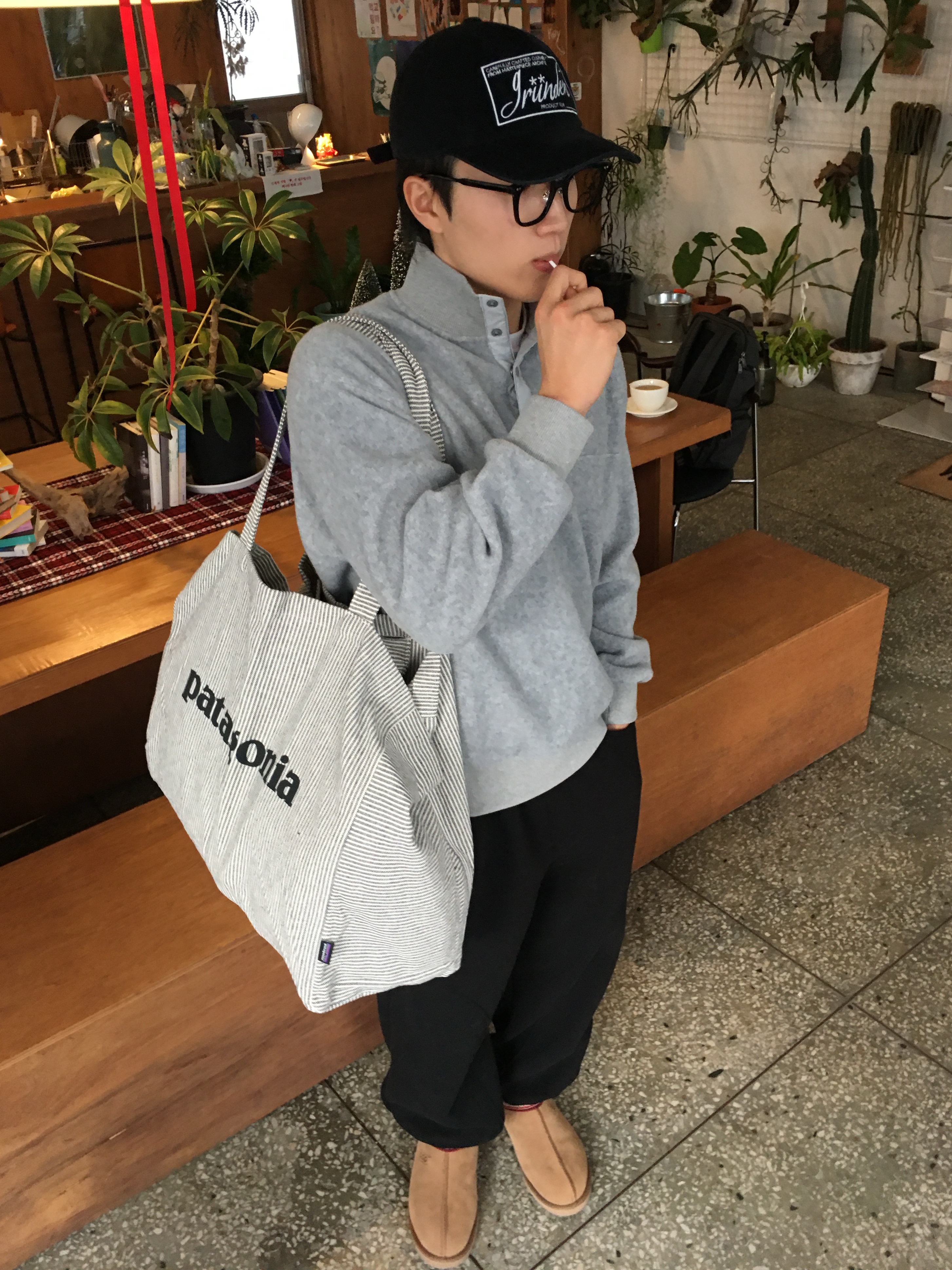 Patagonia Recycled Market Tote Bag Fitz Roy Icon Farrier Stripe Forge Grey, UGG Tasman II Slipper Chestnut 착용 스타일