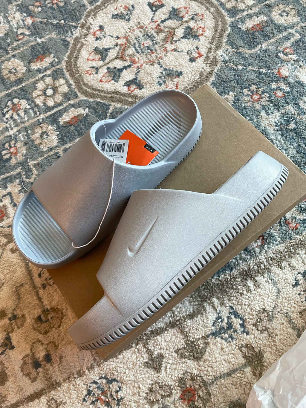 Nike Calm Slide Wolf Grey Photon Dust 착용 스타일 - 1