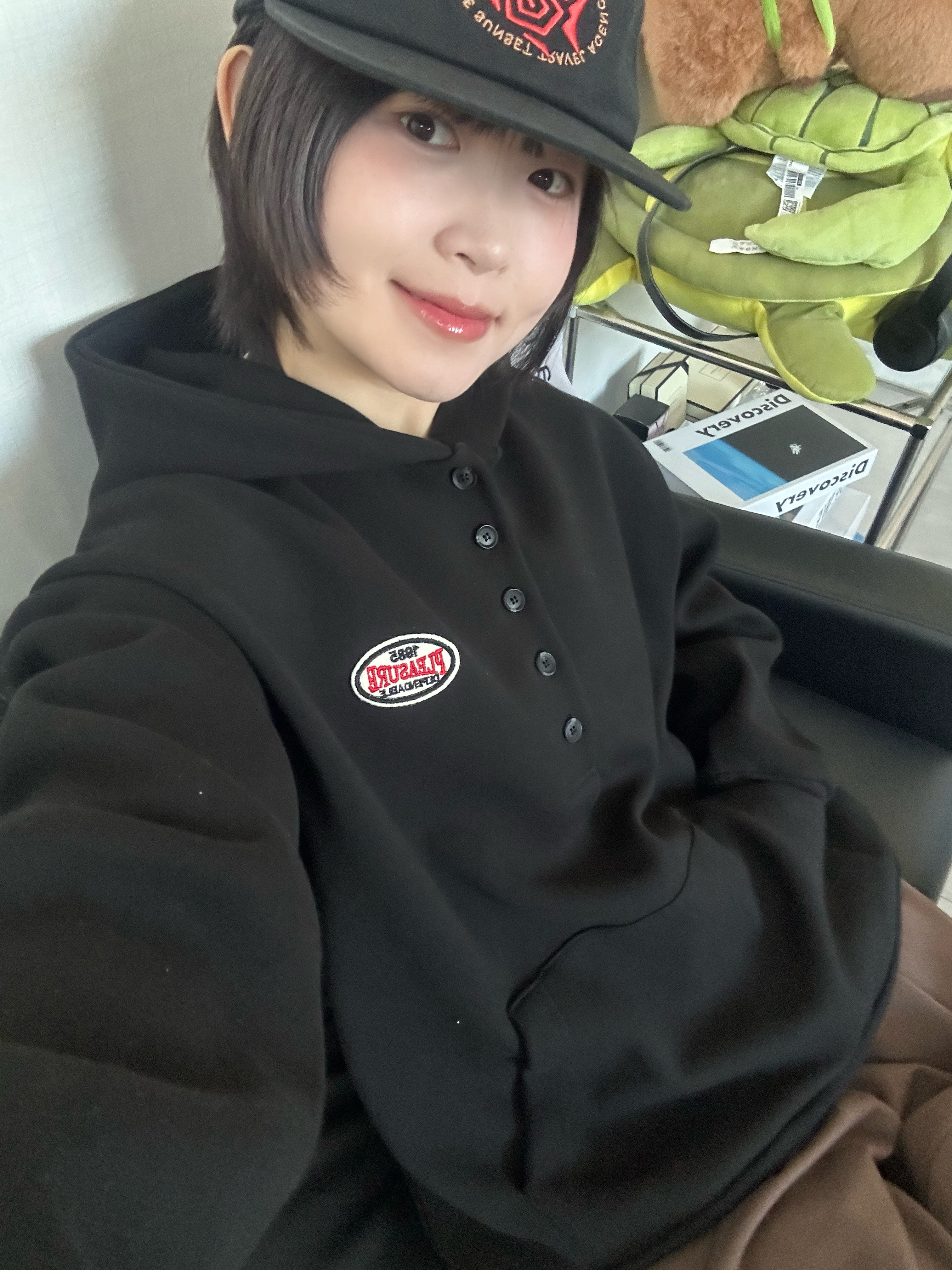 Hello Sunrise Fish Oval Logo Relaxed Fit 6P Cap Black 착용 스타일 - 6