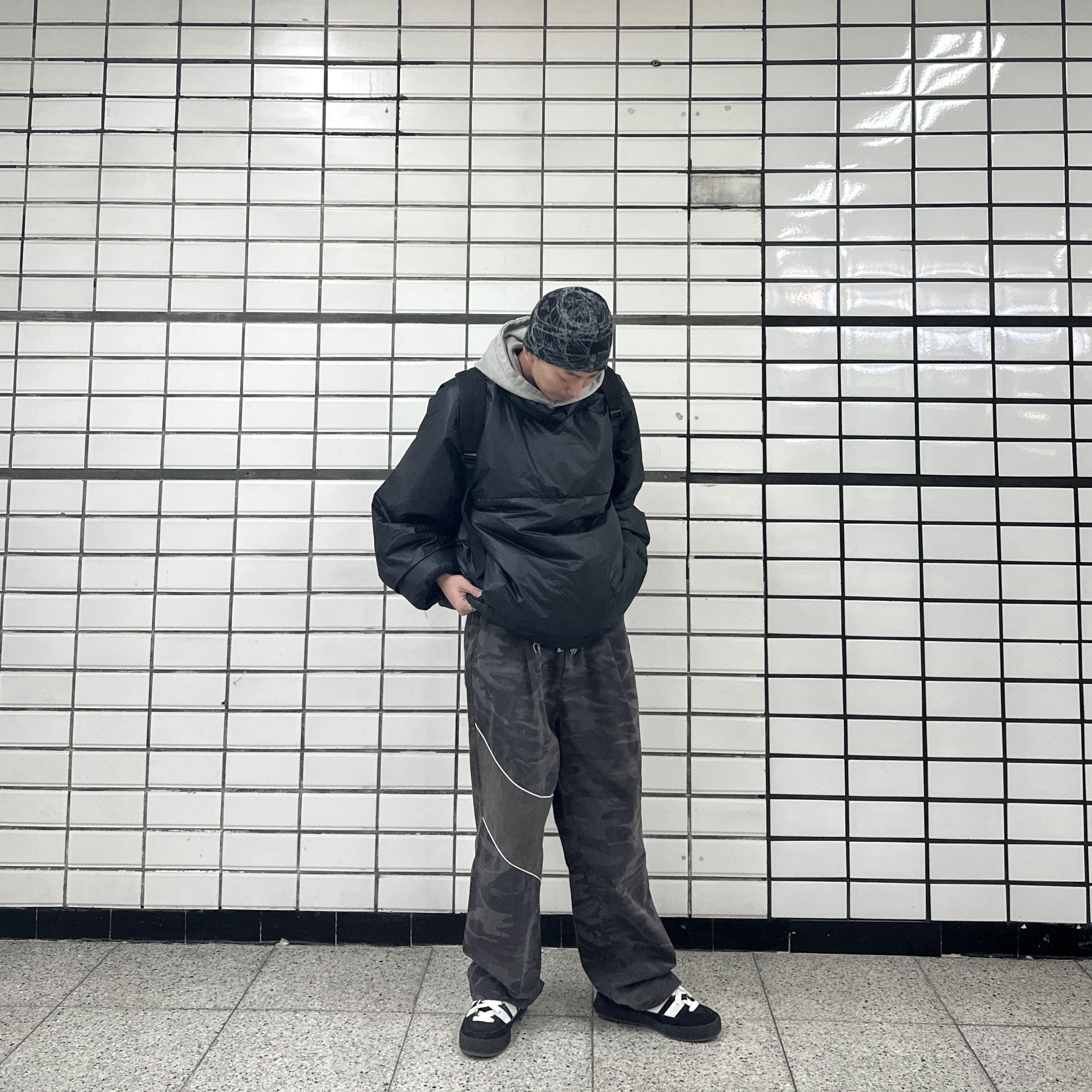 Yeezy Gap Engineered By Balenciaga Mock Neck Pullover Puffer Black, Adidas Adimatic Core Black Crystal White 착용 스타일 - 1
