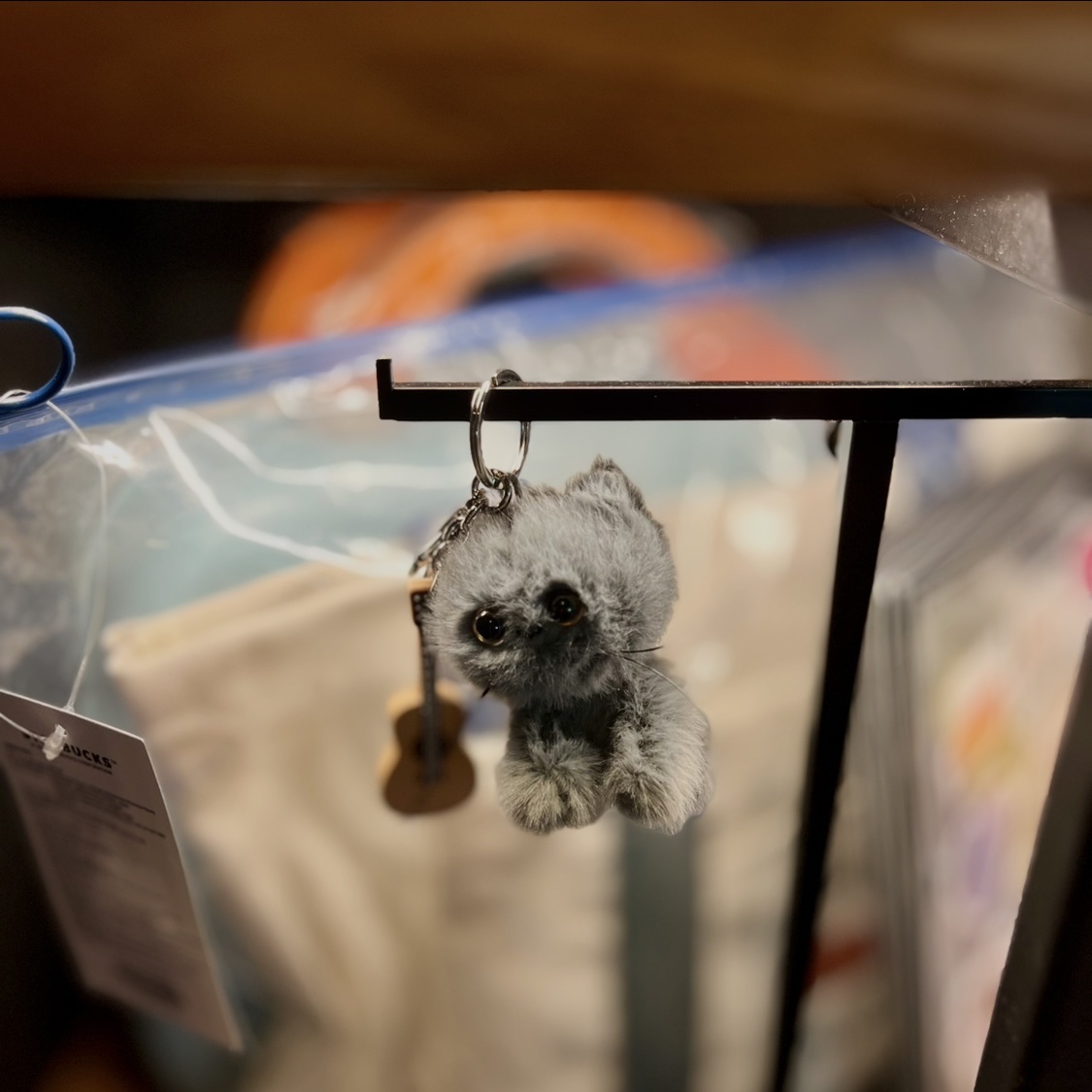 Starbucks x Friends Smelly Cat Keychain 착용 스타일 - 1
