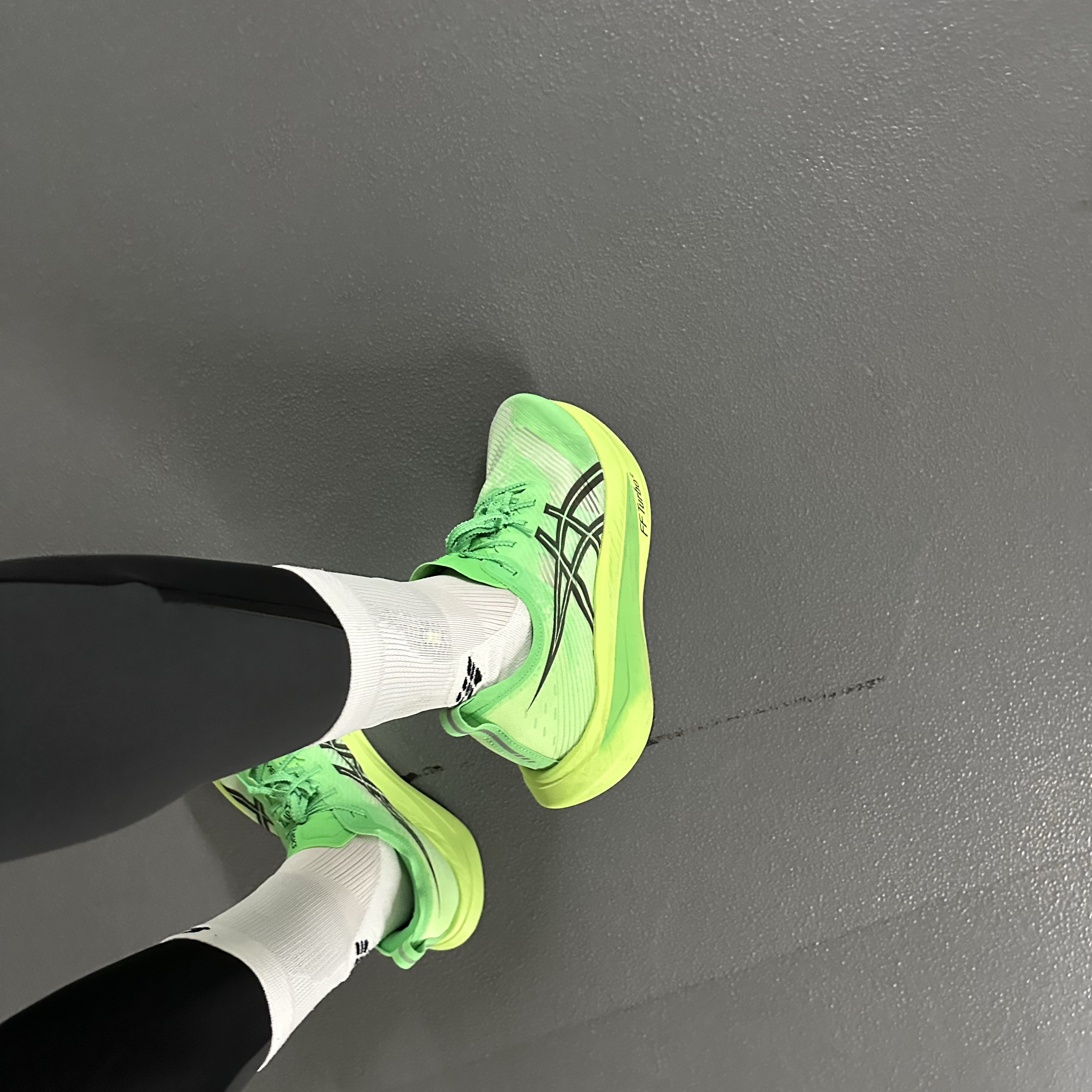 Asics Megablast Vital Green Black 착용 스타일 - 3